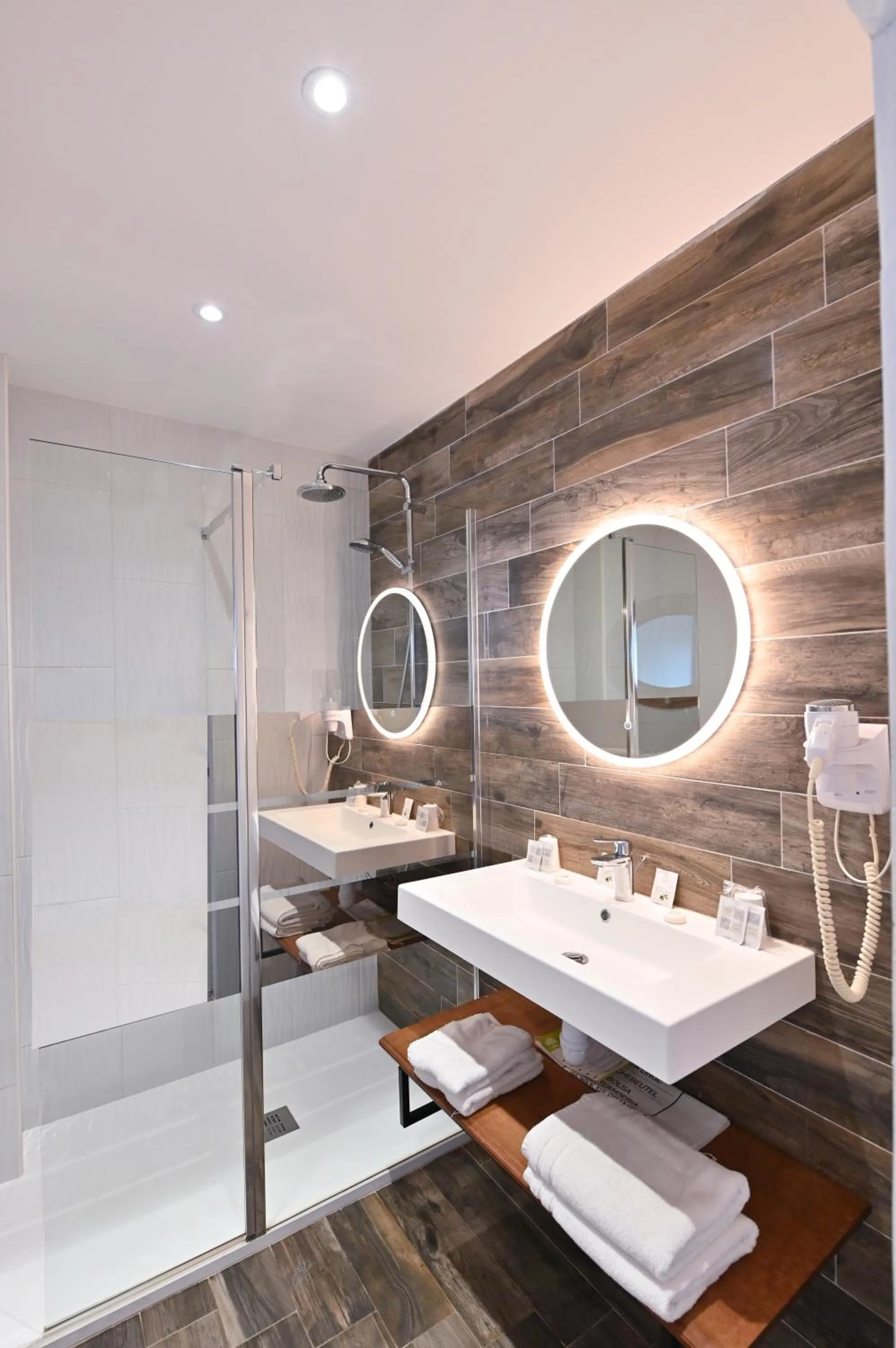 Shower in Le Catalan