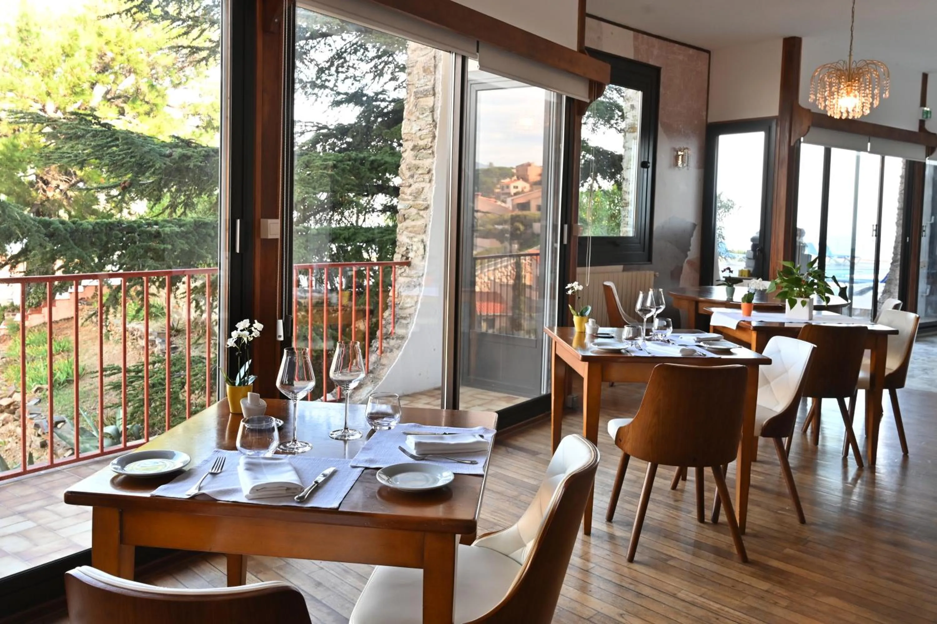 Restaurant/places to eat in Le Catalan