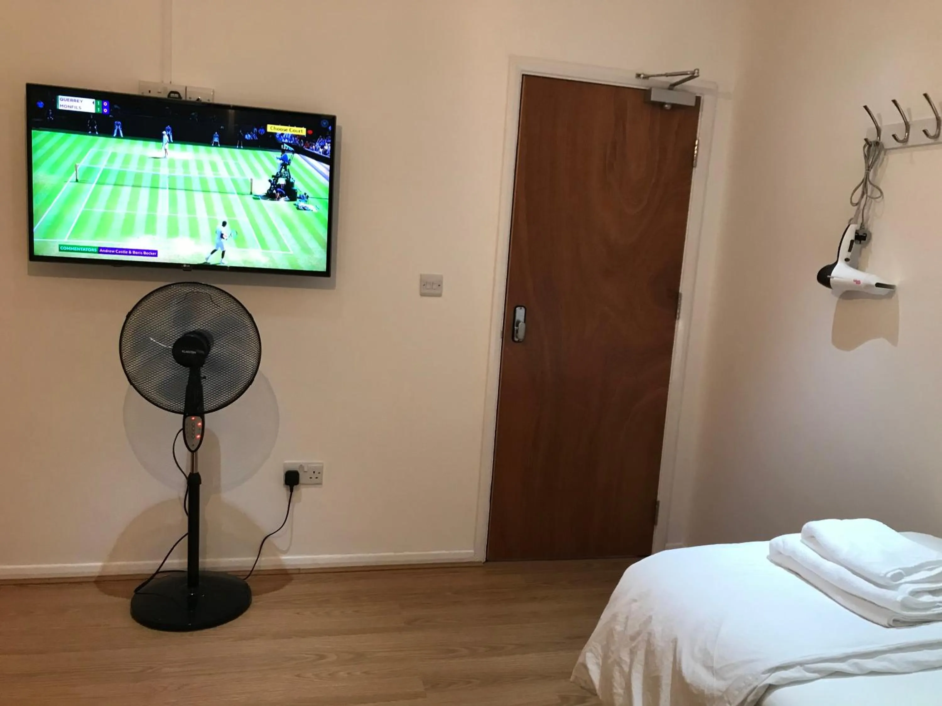 Communal lounge/ TV room, Bed in Oxford Bed and Breakfast