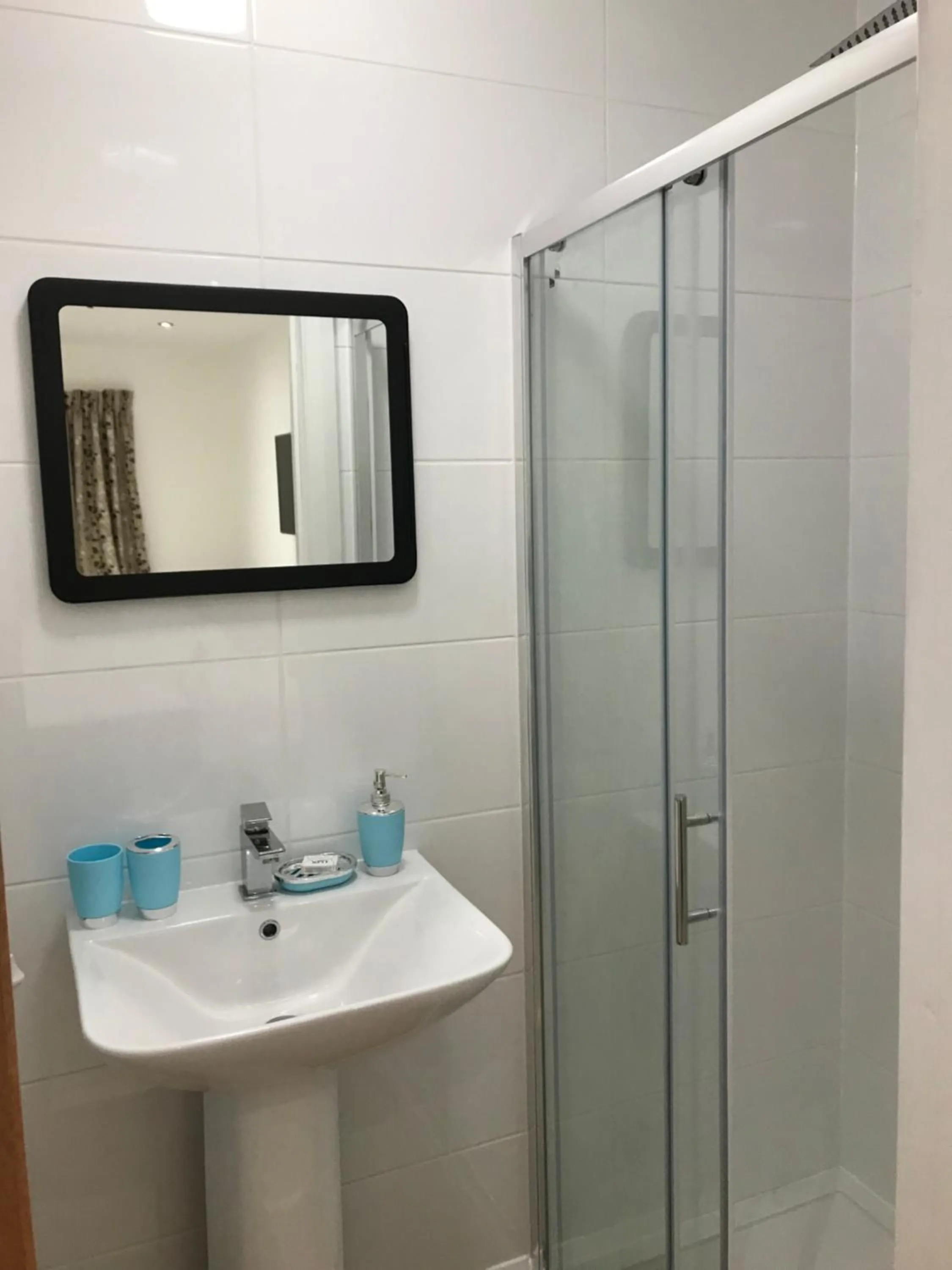 Shower in Oxford Bed and Breakfast