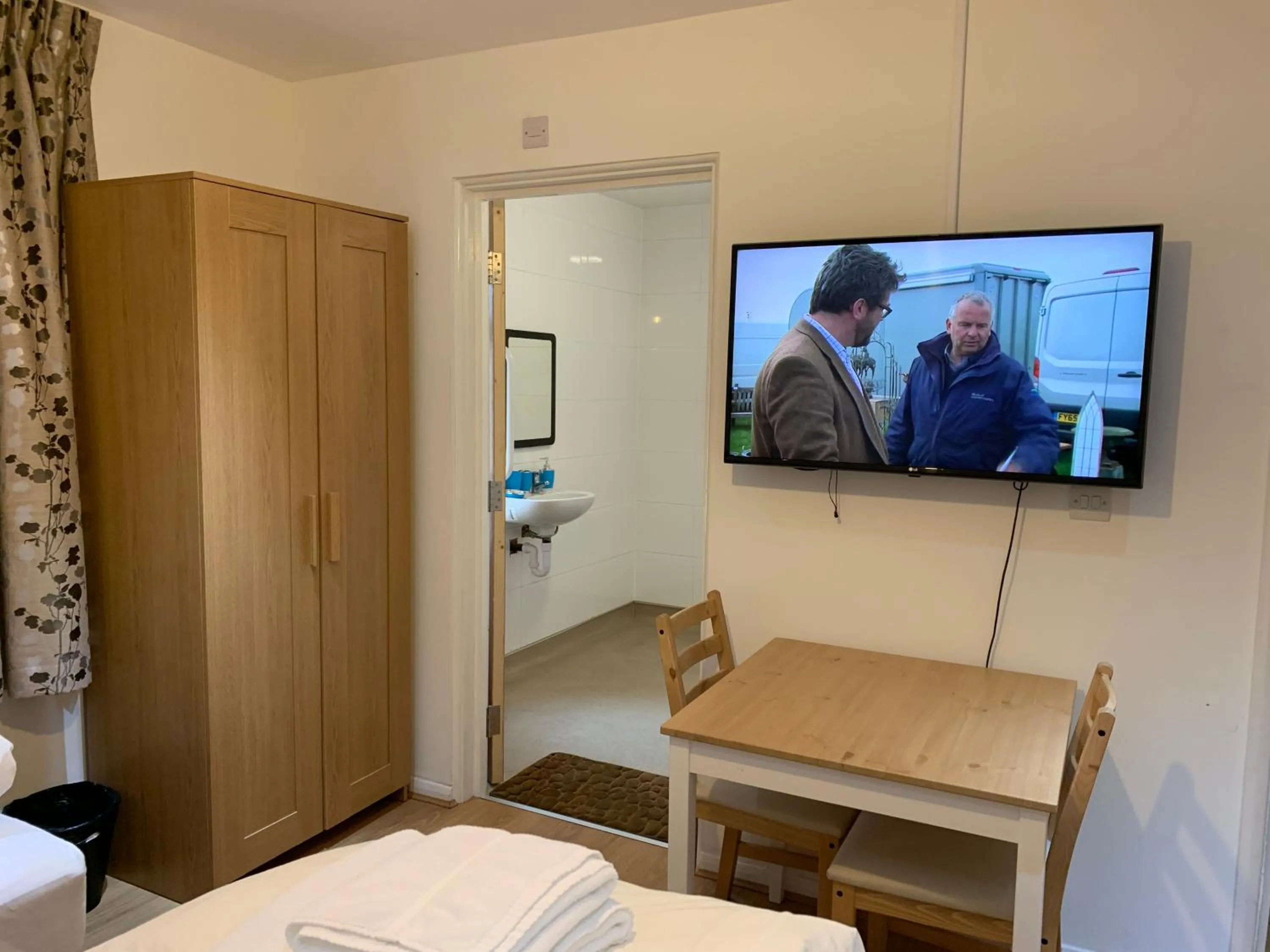 Communal lounge/ TV room, Bed in Oxford Bed and Breakfast