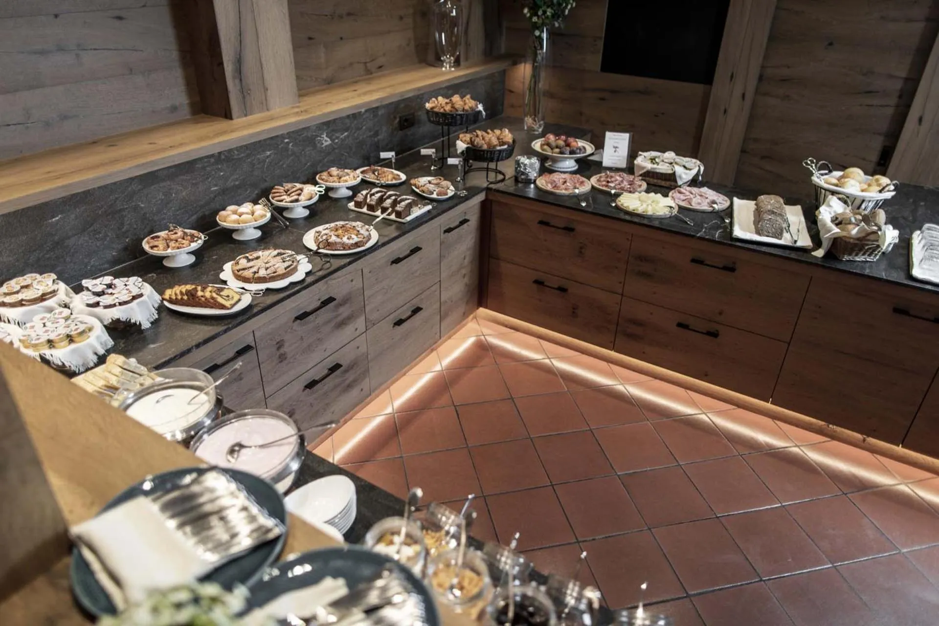 Restaurant/places to eat in Ariston Lake View Hotel