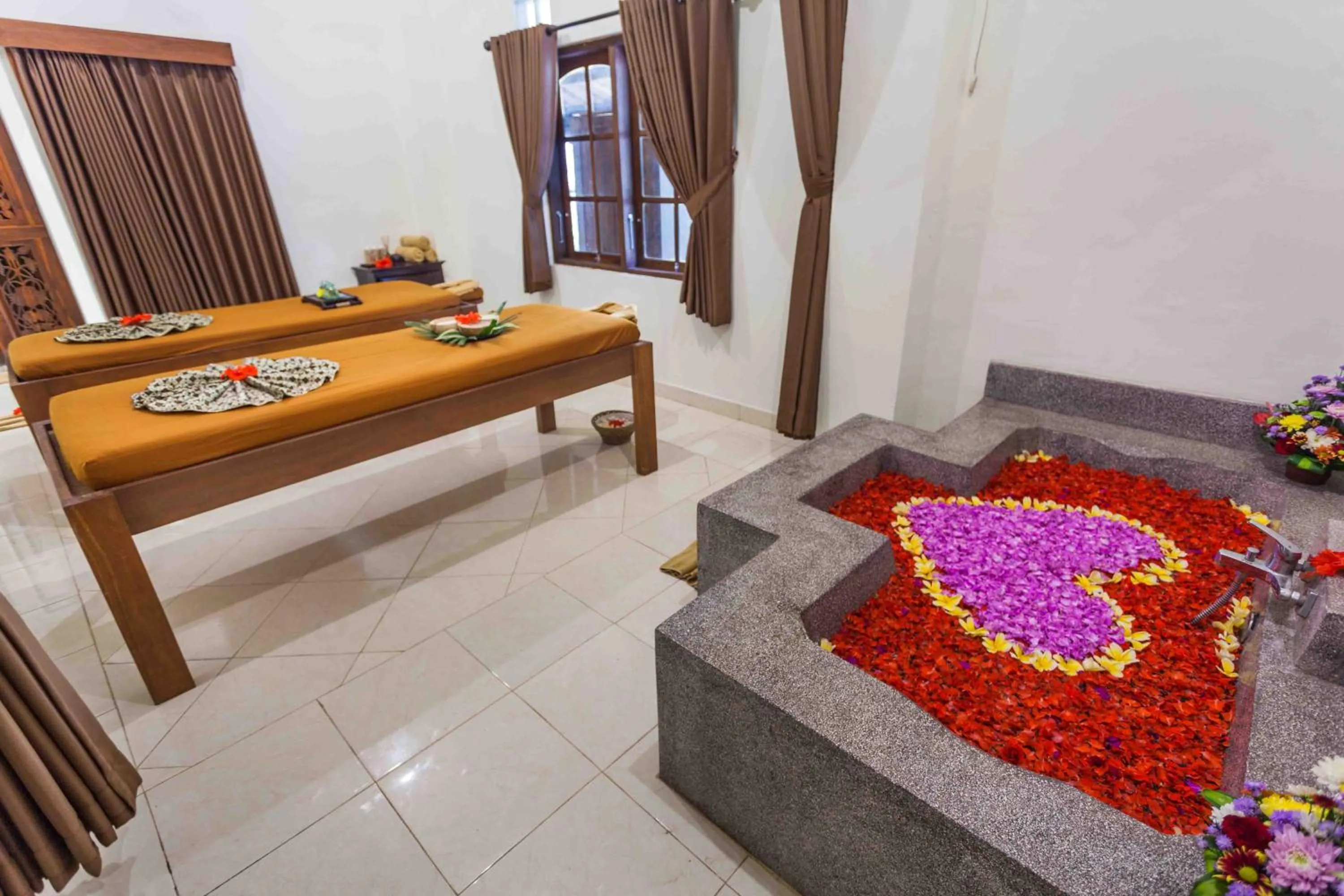 Hot Tub, Bed in Ubud Inn Cottage by Prasi