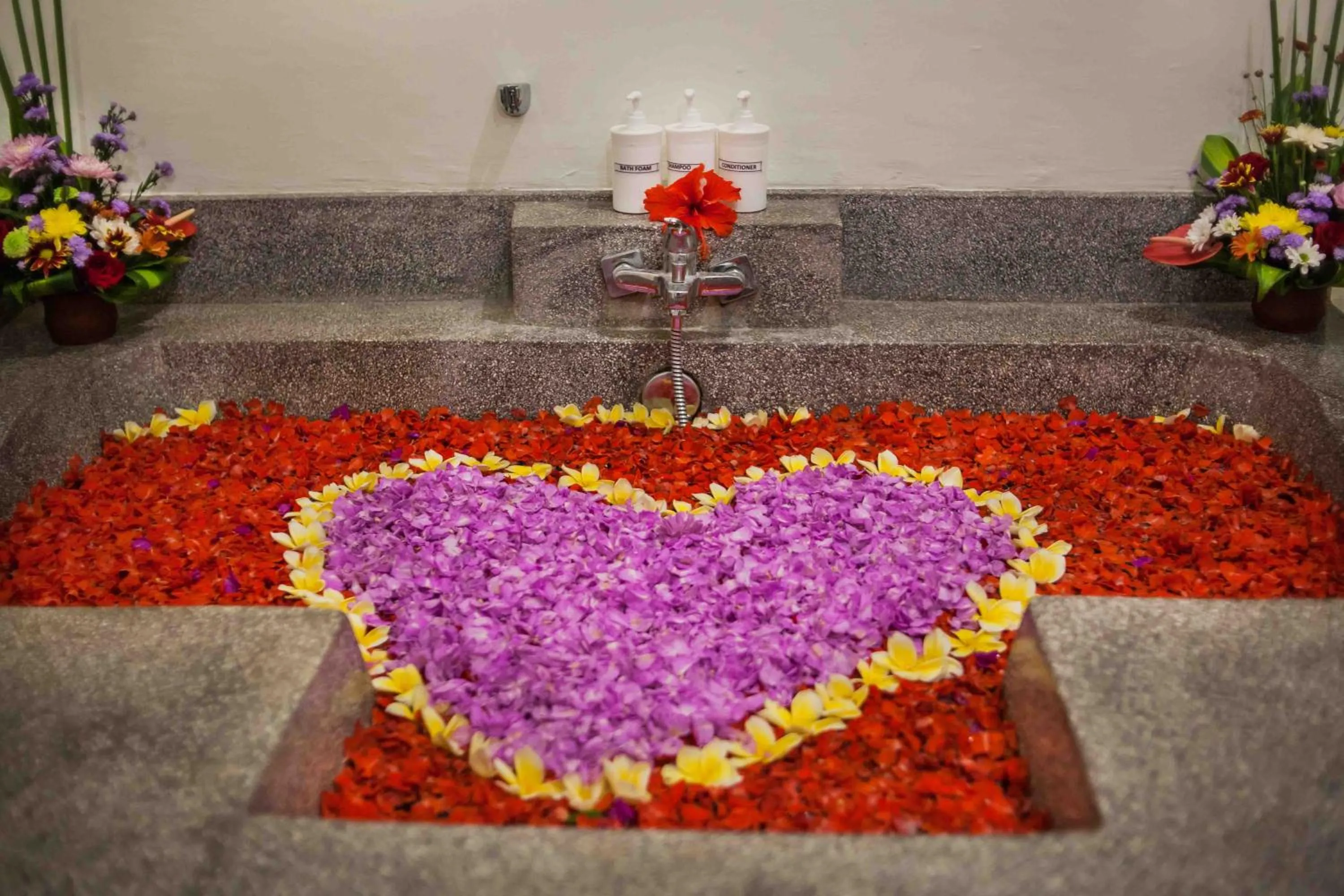 Hot Tub in Ubud Inn Cottage by Prasi