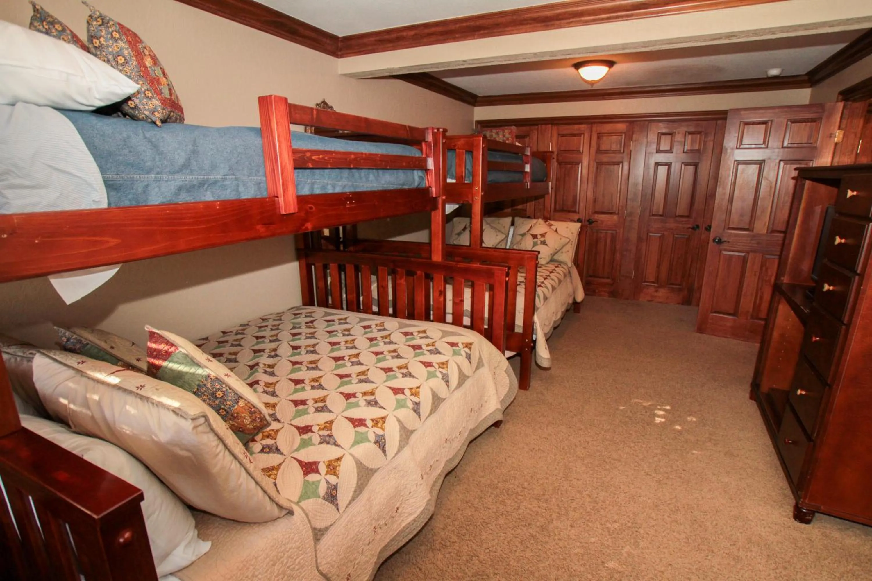 Other, Bed in Mammoth Ski Racquet Club 34