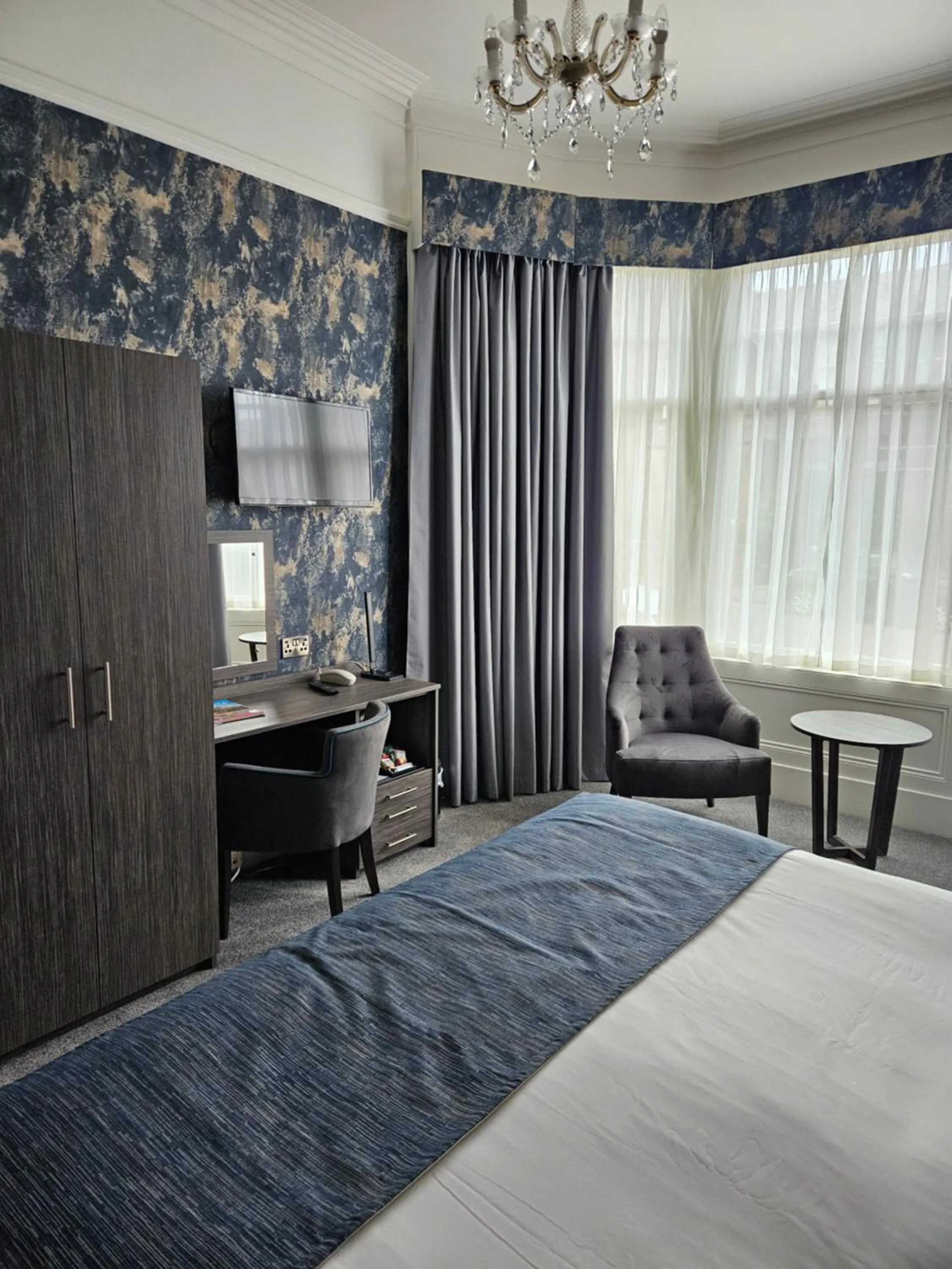 Bedroom, Bed in Dunmuir Hotel