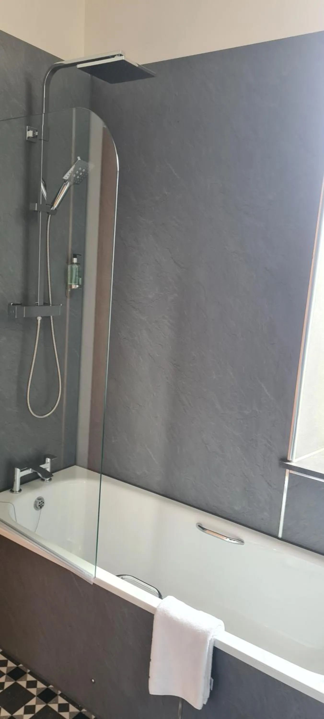 Shower in Dunmuir Hotel