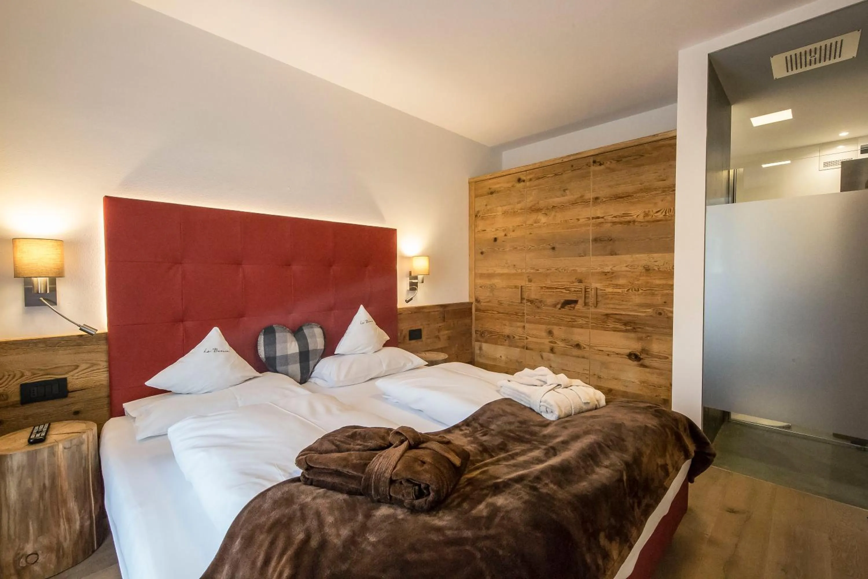 Bedroom, Bed in La Bercia Alpine Lodge & Spa