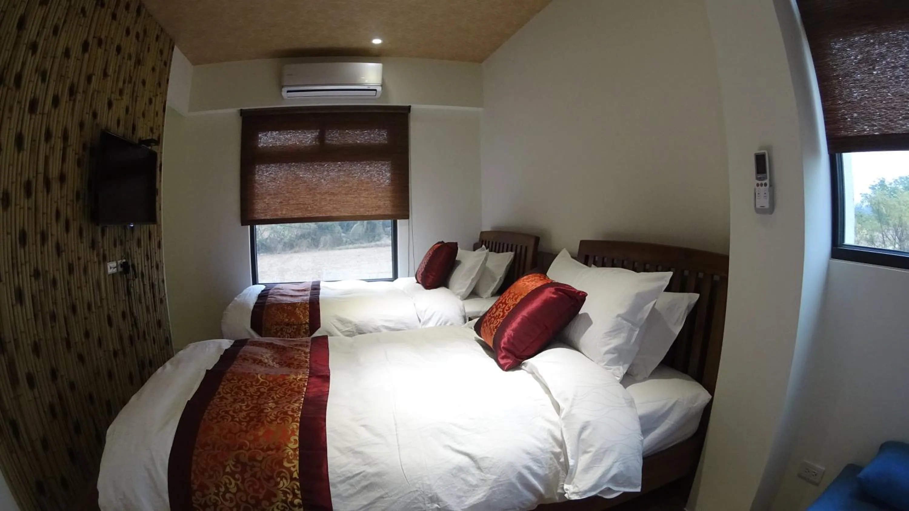 Photo of the whole room in Road Found