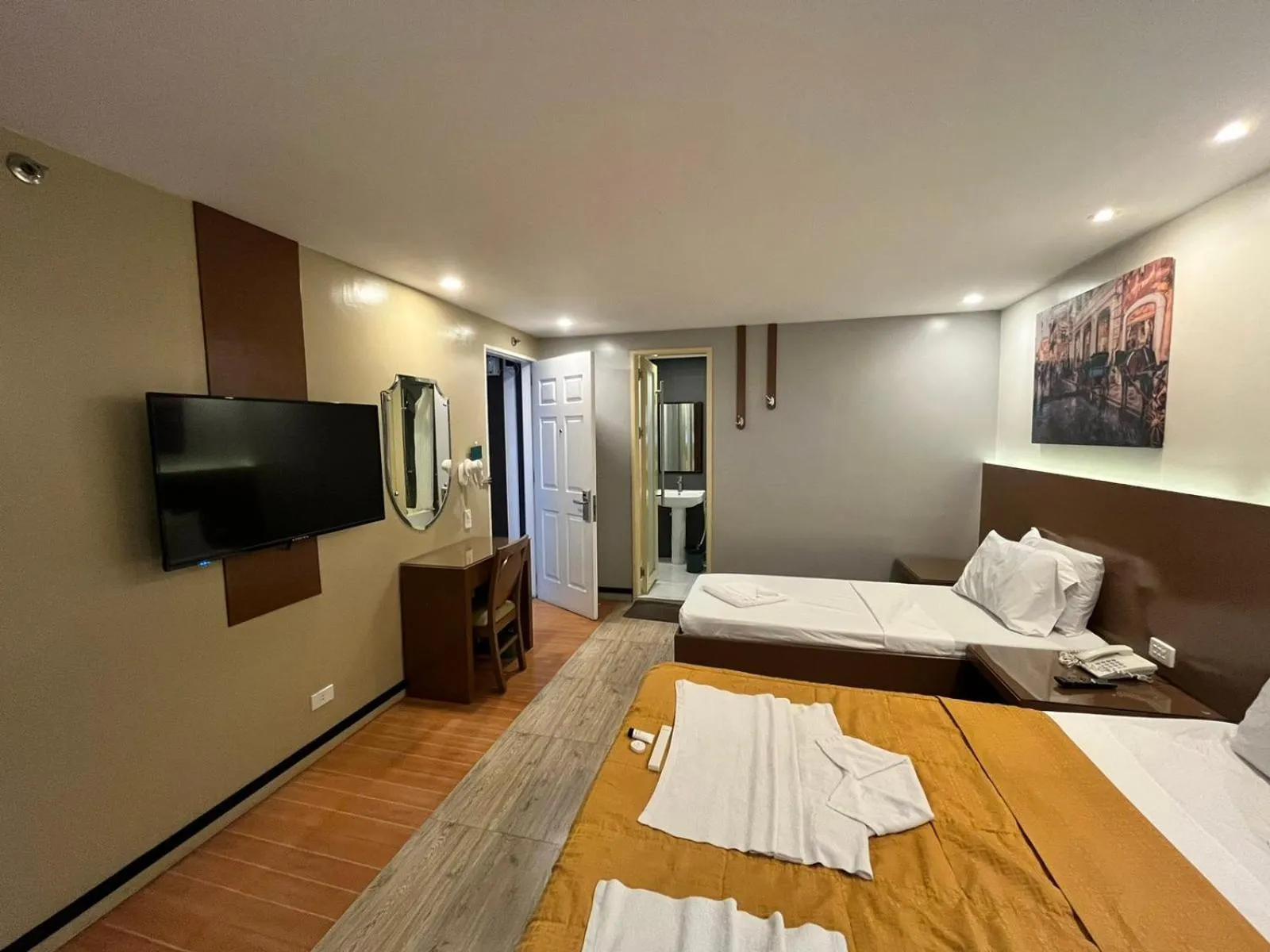 Bed, TV/Entertainment Center in Eurotel Baguio