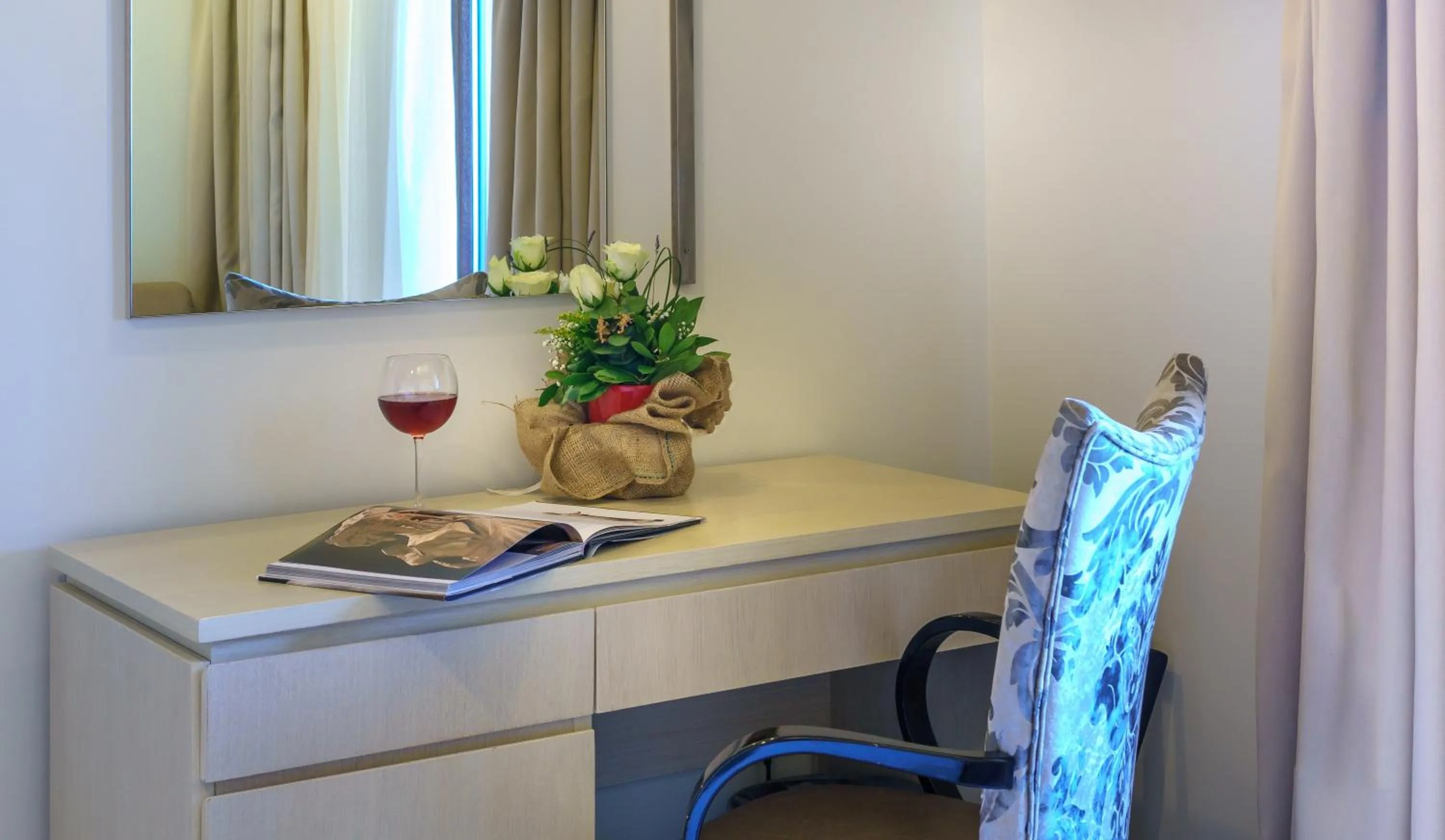 Photo of the whole room in Cosmopolitan Hotel