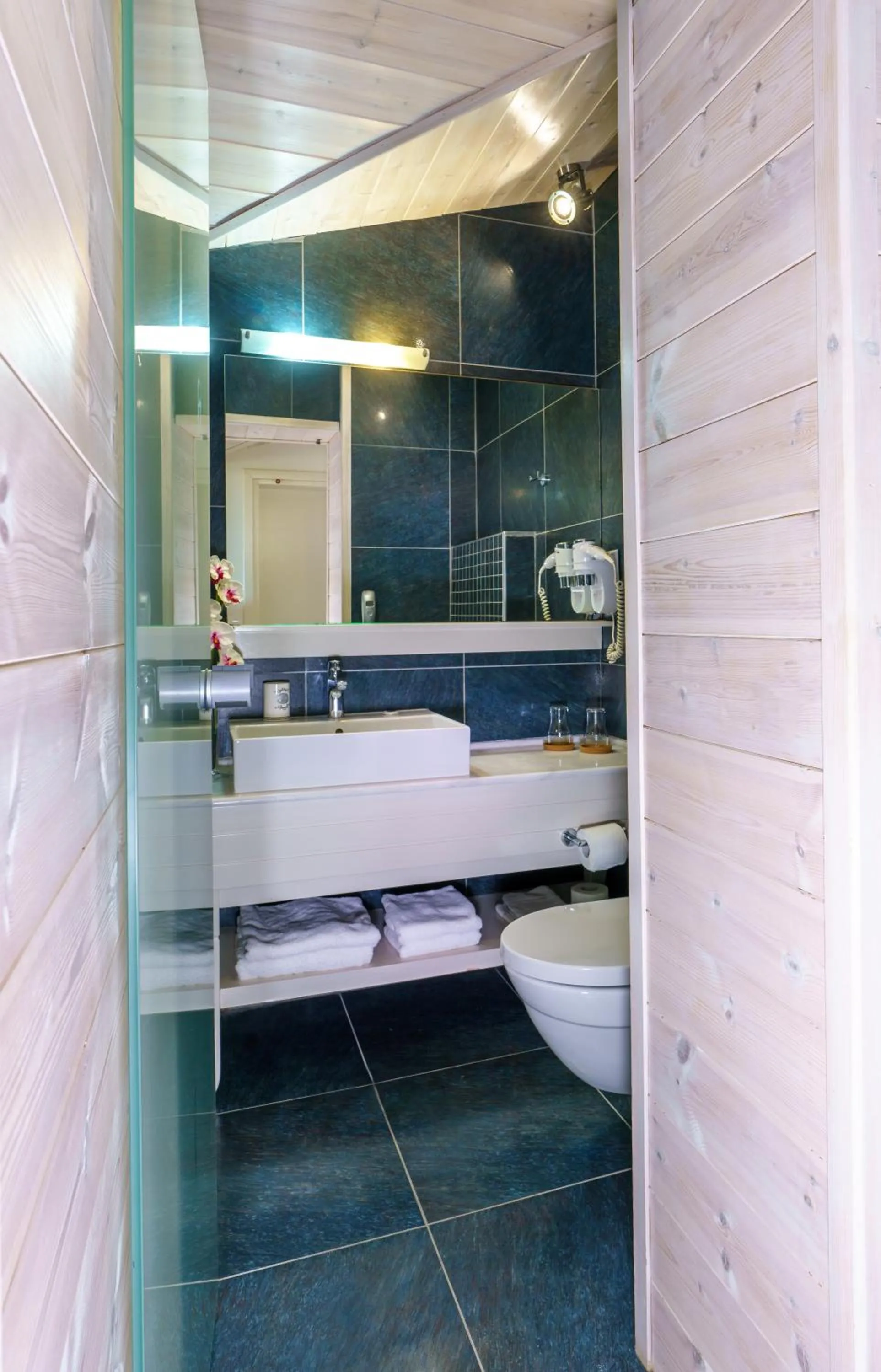 Photo of the whole room in Cosmopolitan Hotel