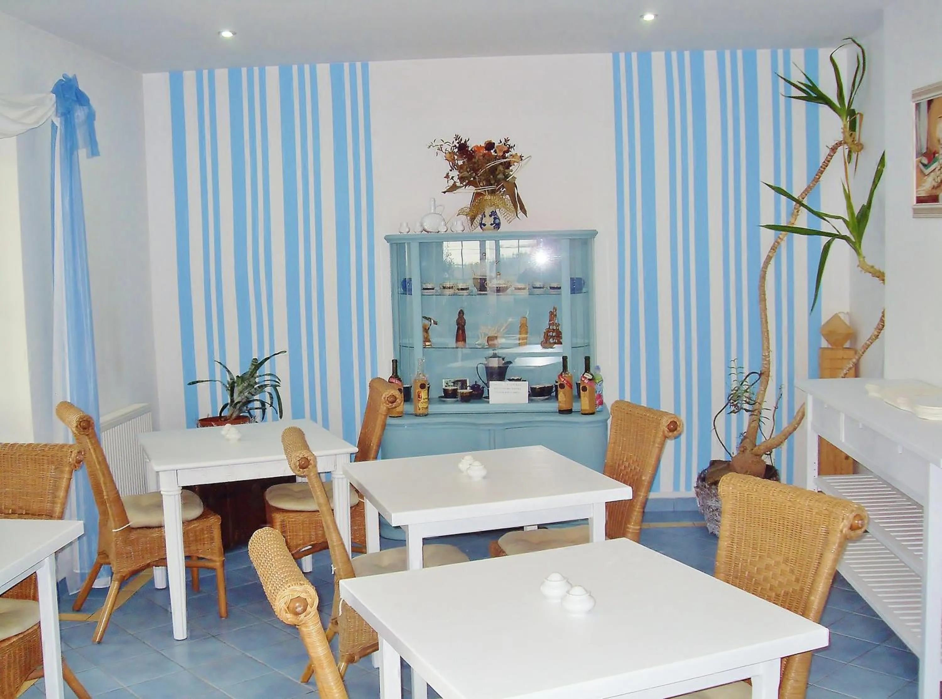 Dining area in Willa Cyklada, grill, śniadania, jezioro,przystań,tawerna-200m, park linowy-400m, centrum,aquapark-900m