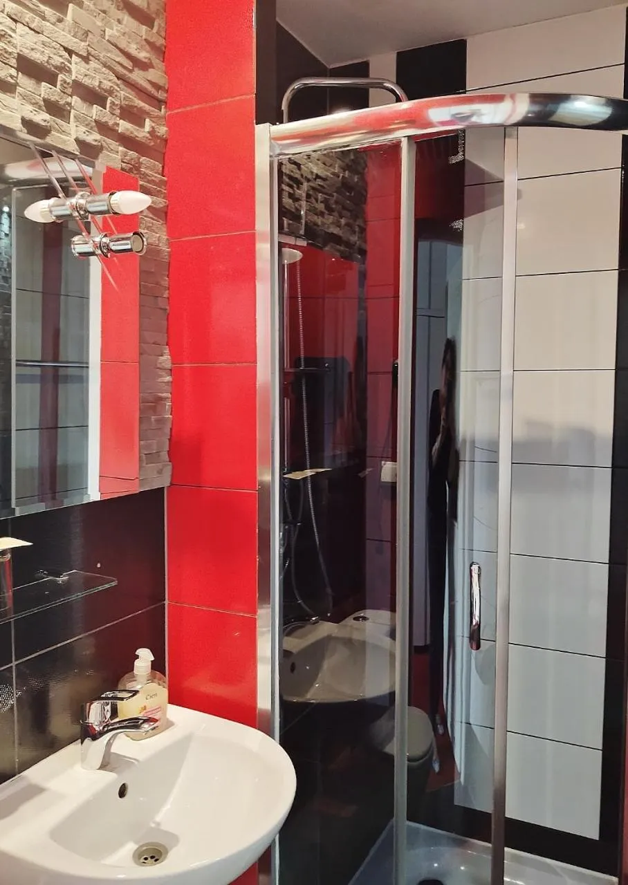 Bathroom in Willa Cyklada, grill, śniadania, jezioro,przystań,tawerna-200m, park linowy-400m, centrum,aquapark-900m