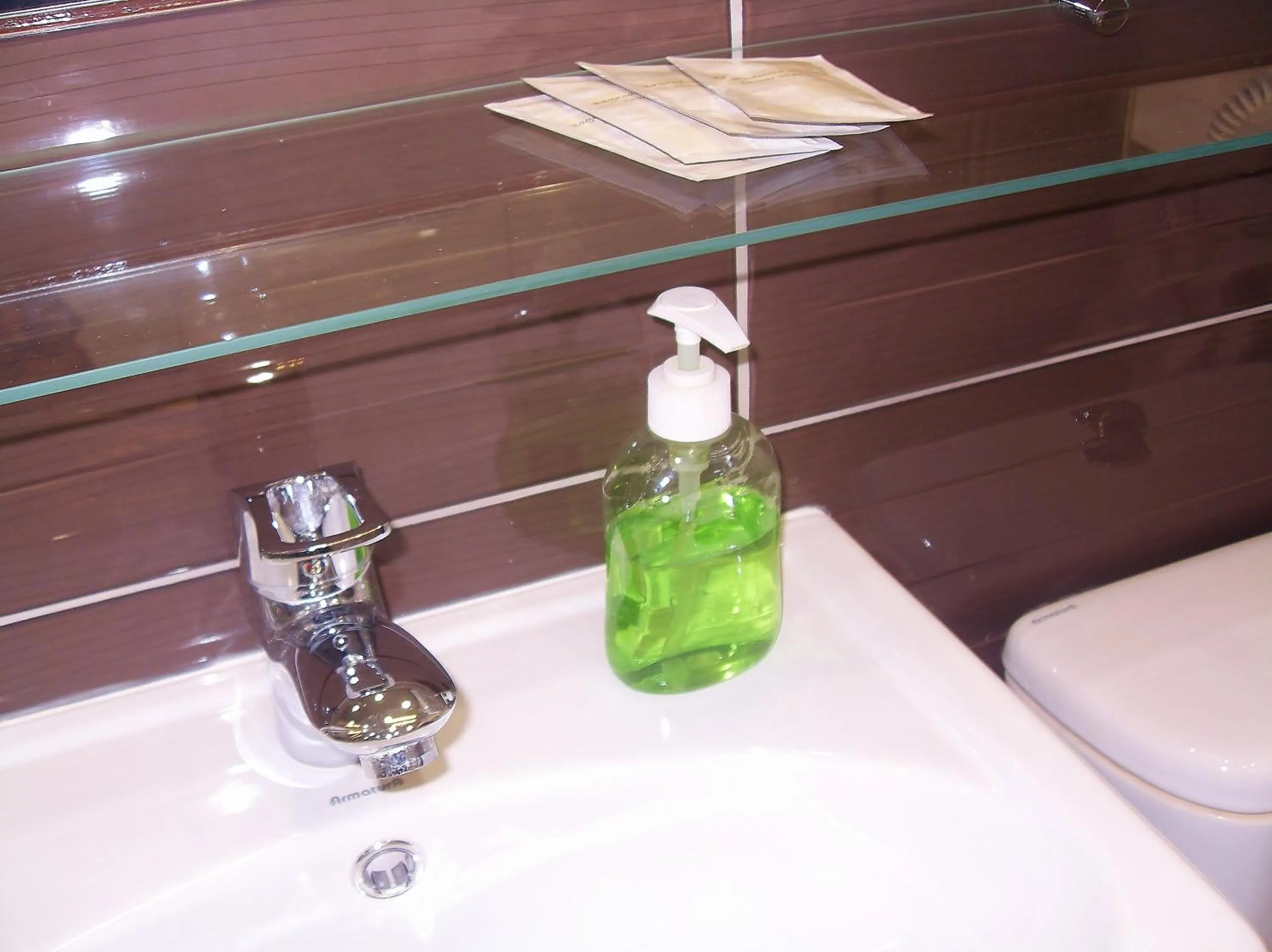 Bathroom in Willa Cyklada, grill, śniadania, jezioro,przystań,tawerna-200m, park linowy-400m, centrum,aquapark-900m