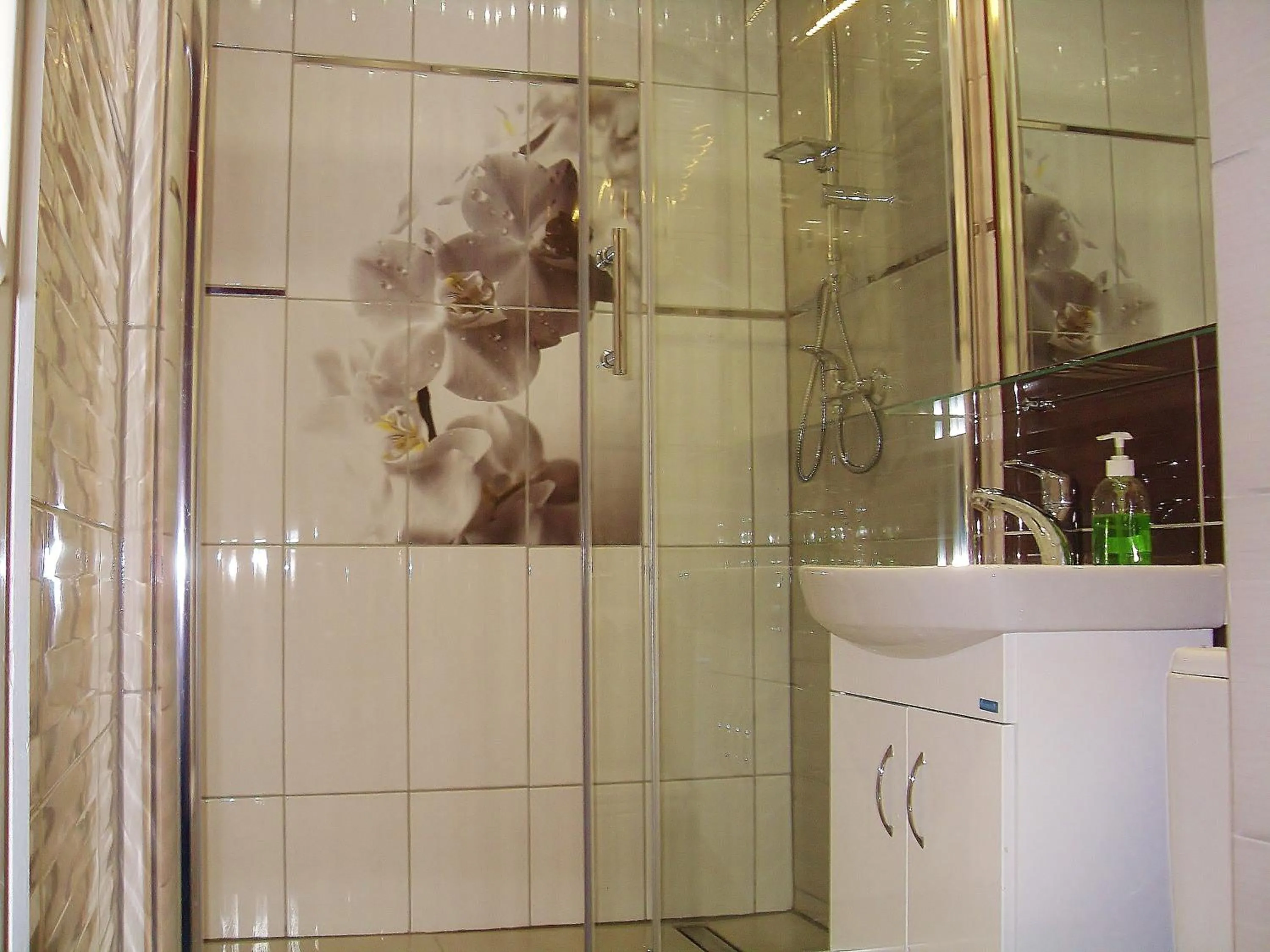 Bathroom in Willa Cyklada, grill, śniadania, jezioro,przystań,tawerna-200m, park linowy-400m, centrum,aquapark-900m