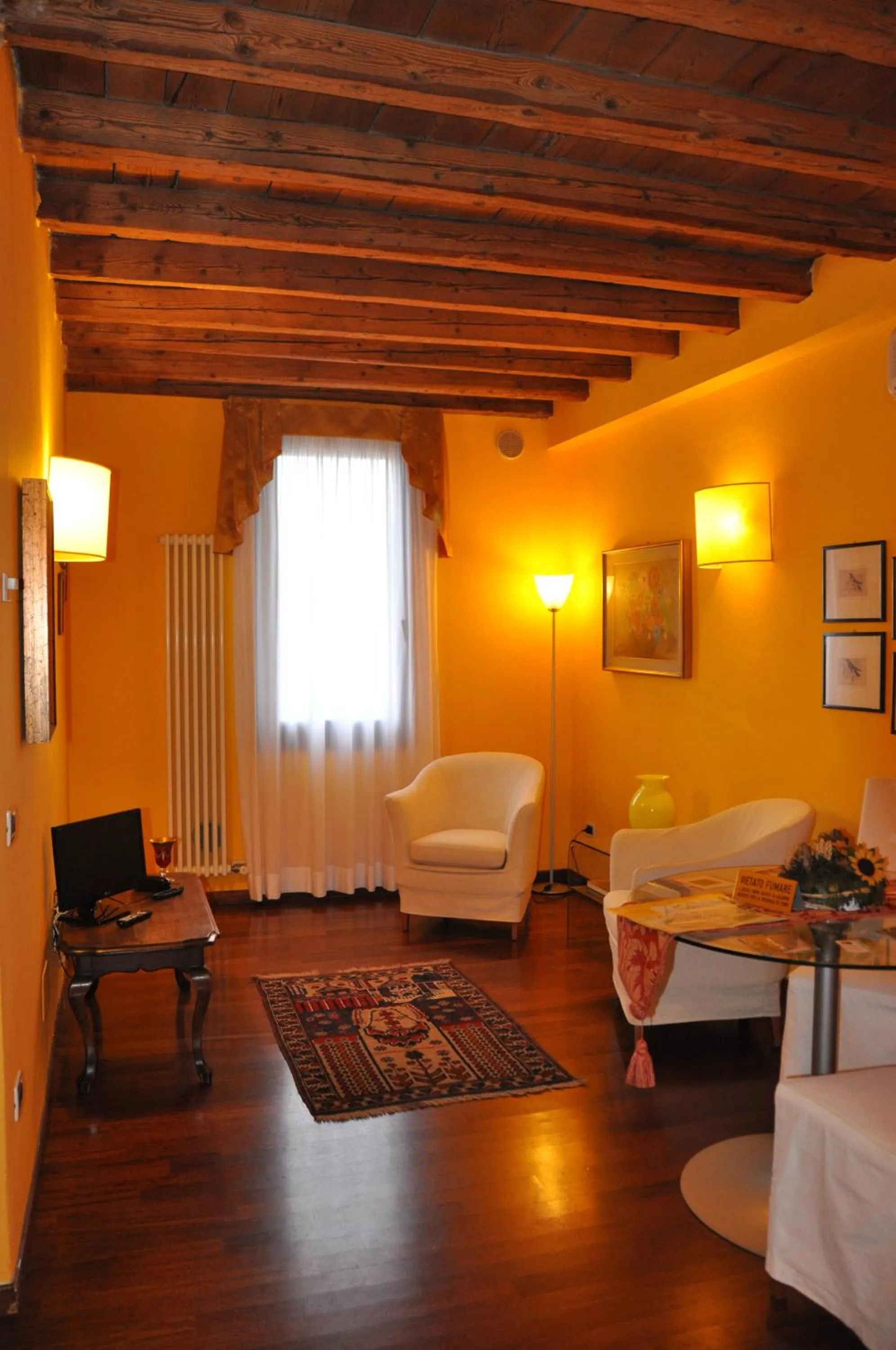 TV and multimedia, Bed in Piazza Nova Guest House