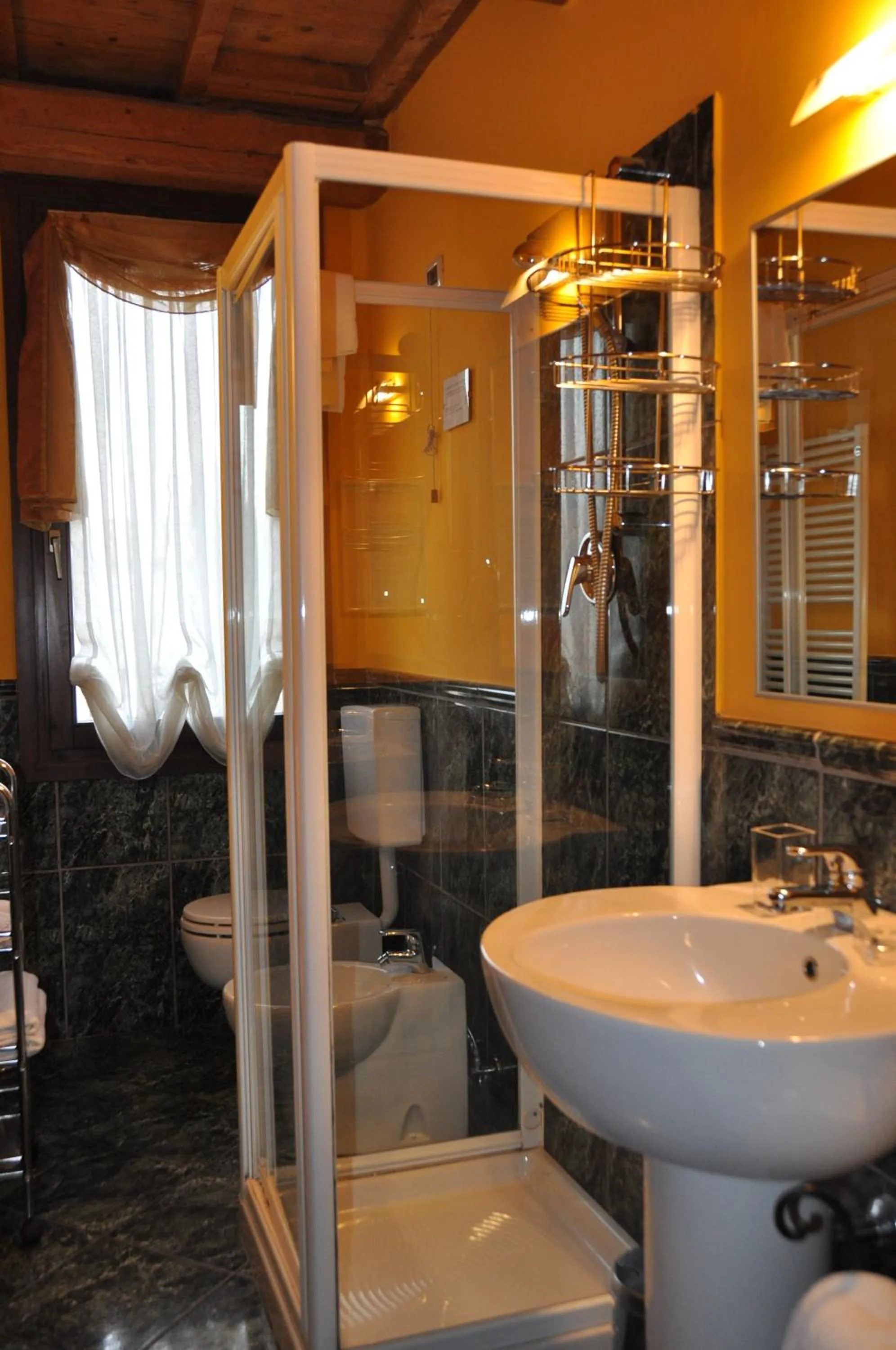 Toilet in Piazza Nova Guest House