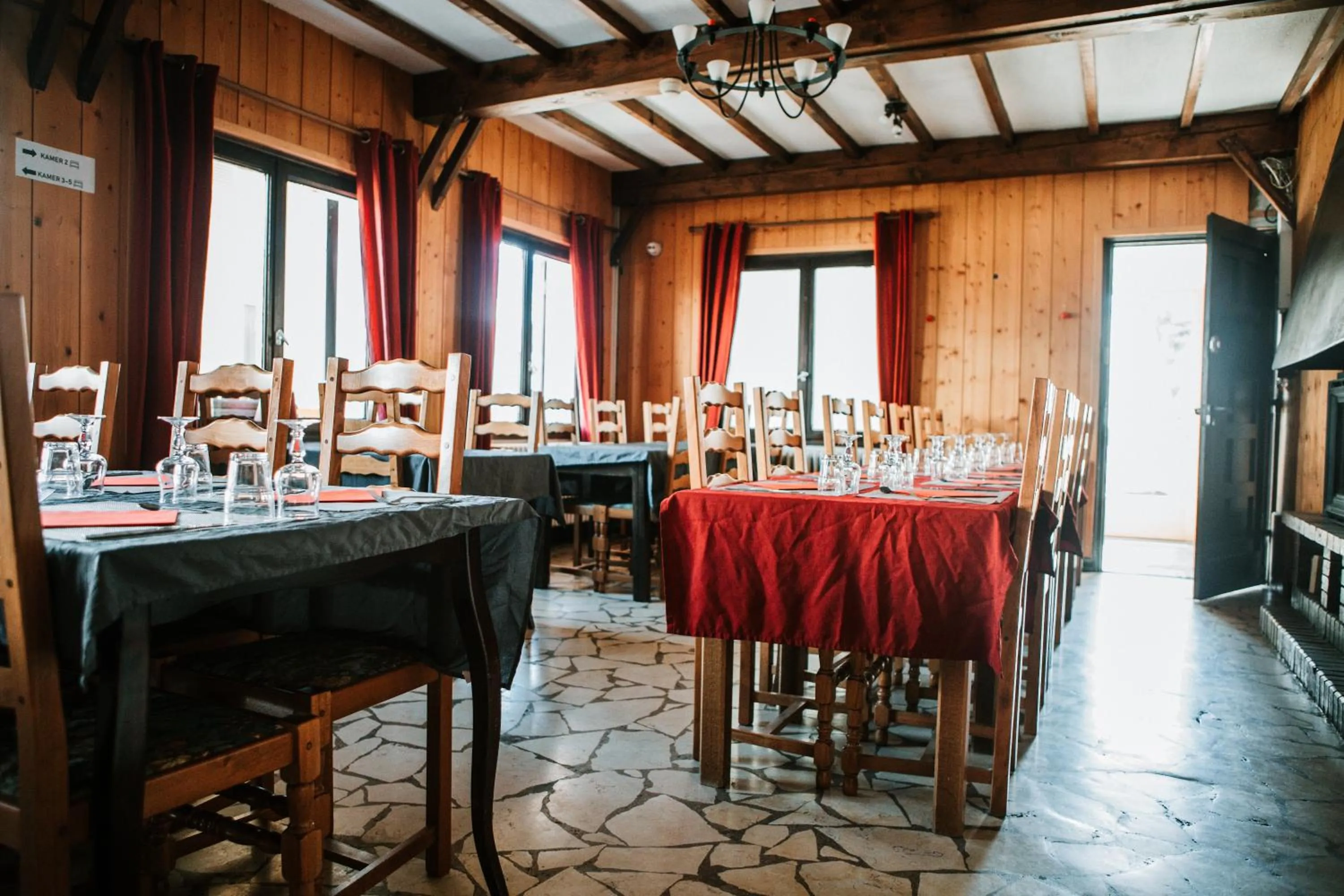 Restaurant/places to eat in Hotel Le Cairn