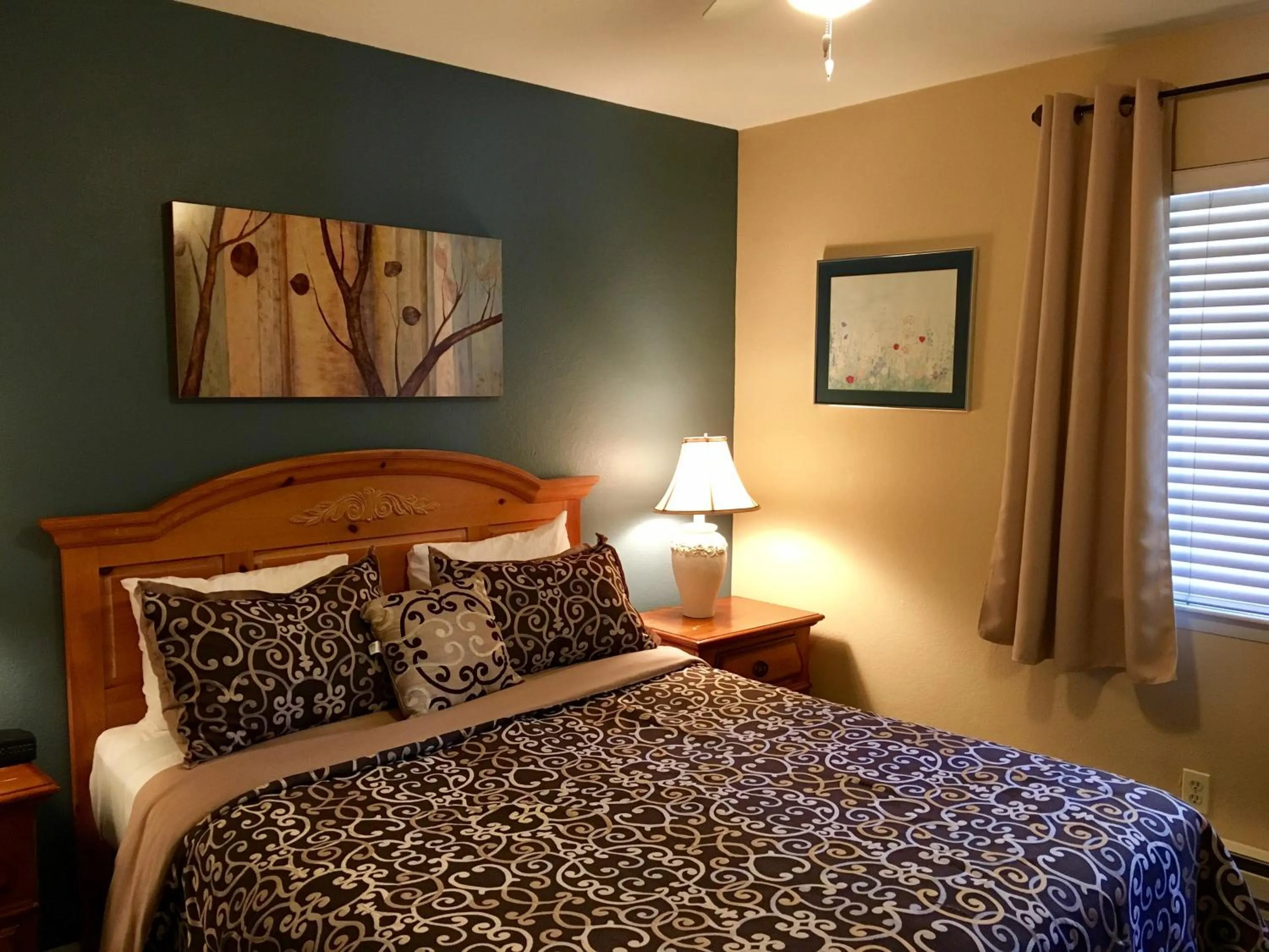 Photo of the whole room, Bed in Tahoe Lakeshore Lodge & Spa