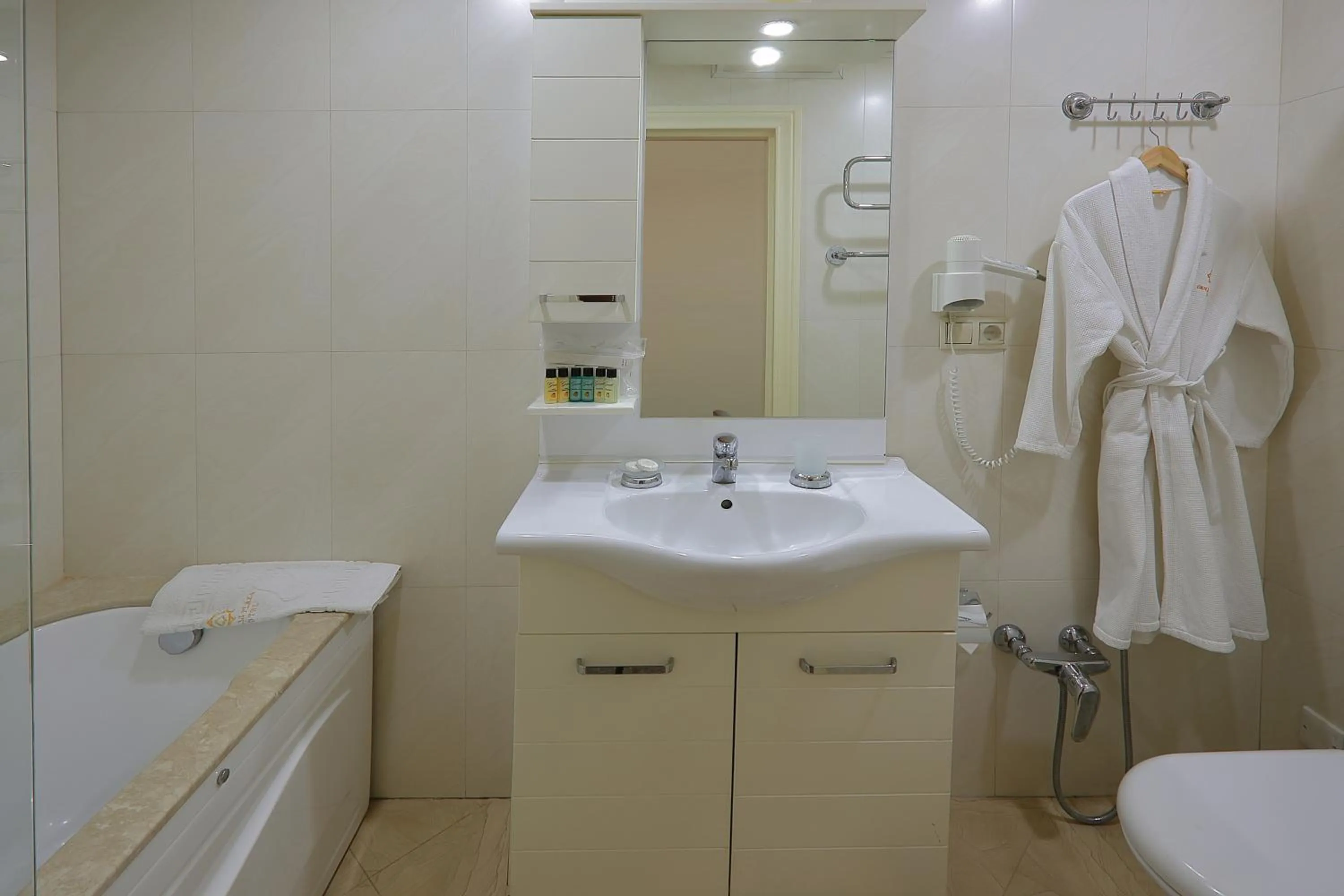 Shower in Ganjali Plaza Hotel