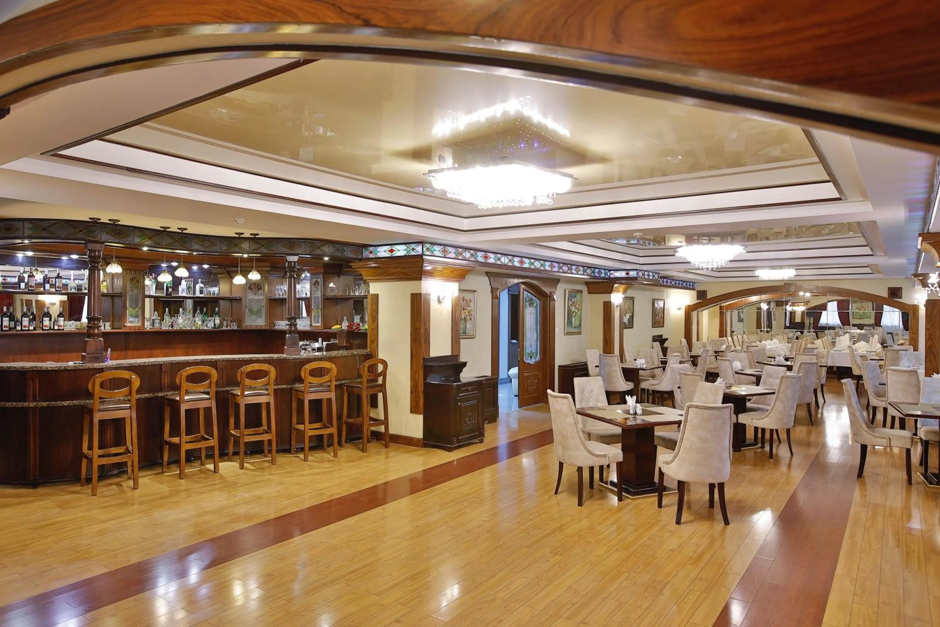 Restaurant/places to eat in Ganjali Plaza Hotel