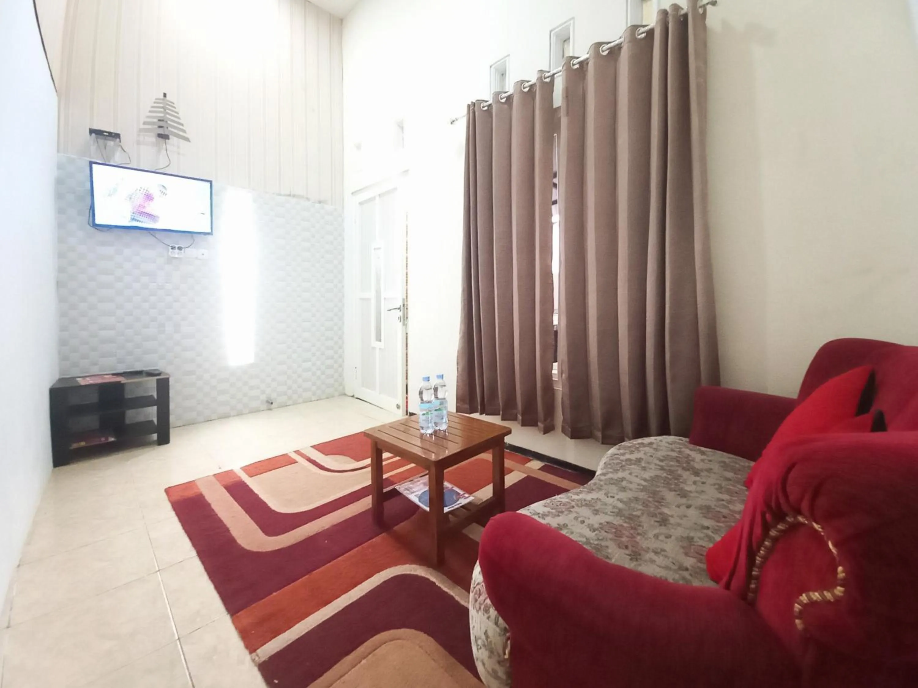 Seating area in Lancar Homestay Syariah near BNS Mitra RedDoorz