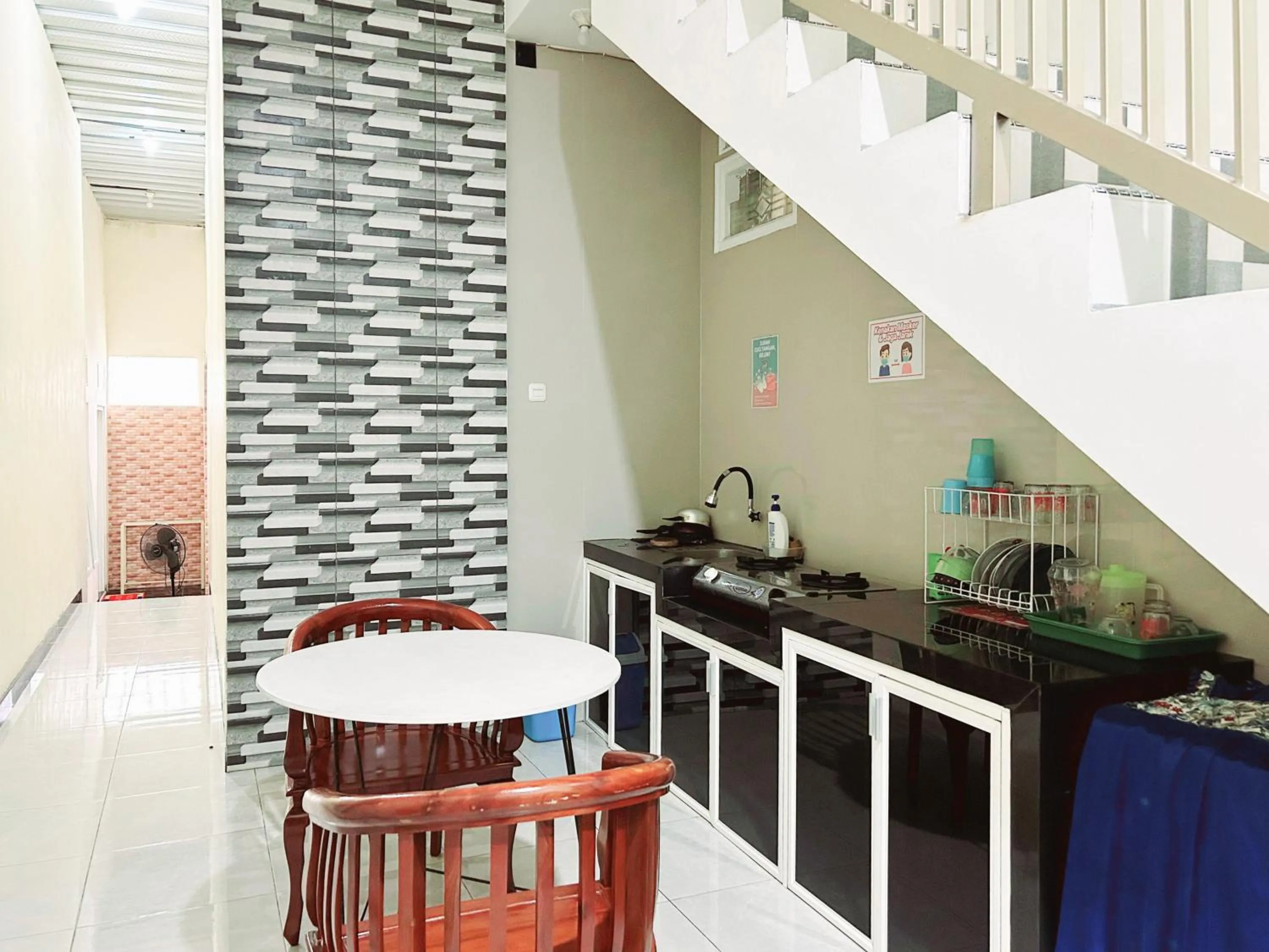 Kitchen or kitchenette in Lancar Homestay Syariah near BNS Mitra RedDoorz