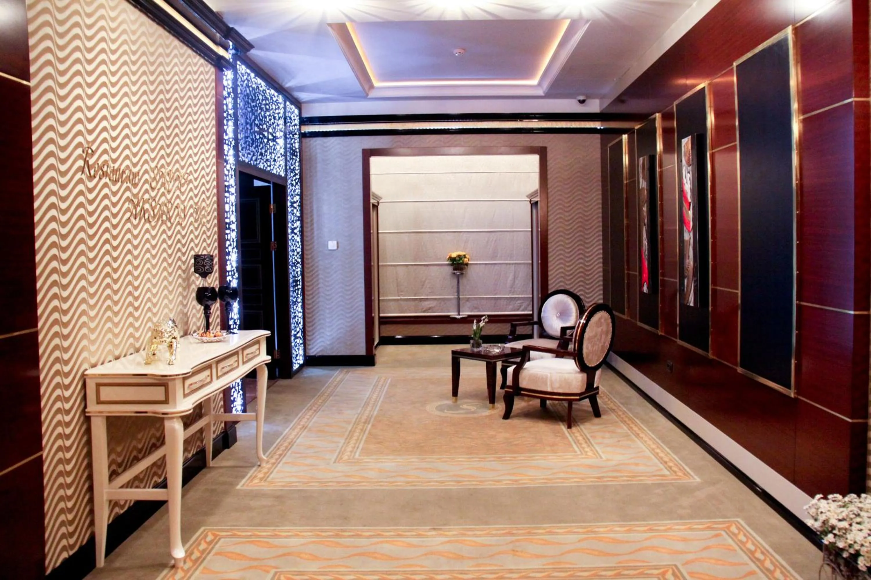 Restaurant/places to eat in Sapphire Hotel