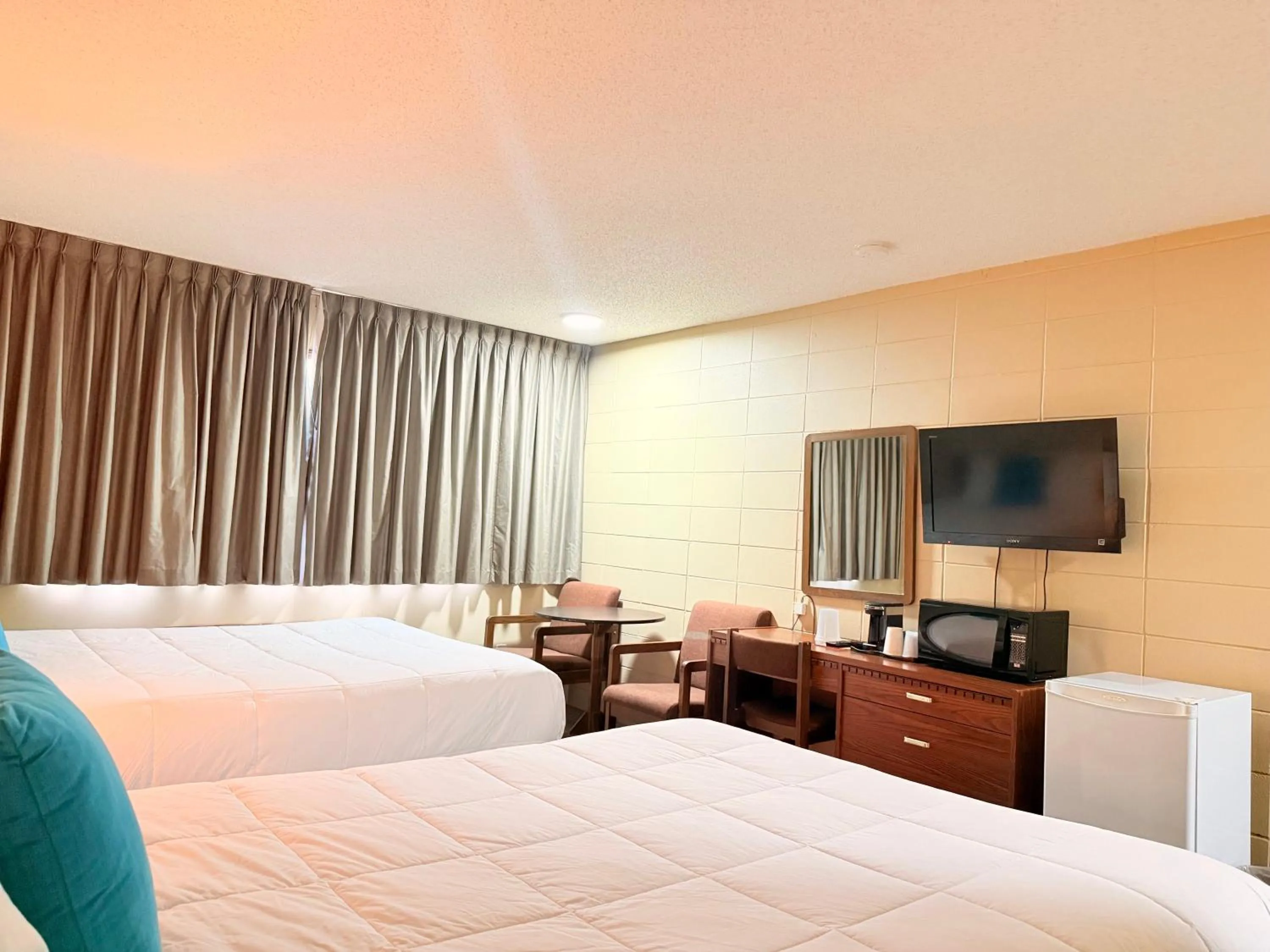 Photo of the whole room, Bed in Capri Motor Inn