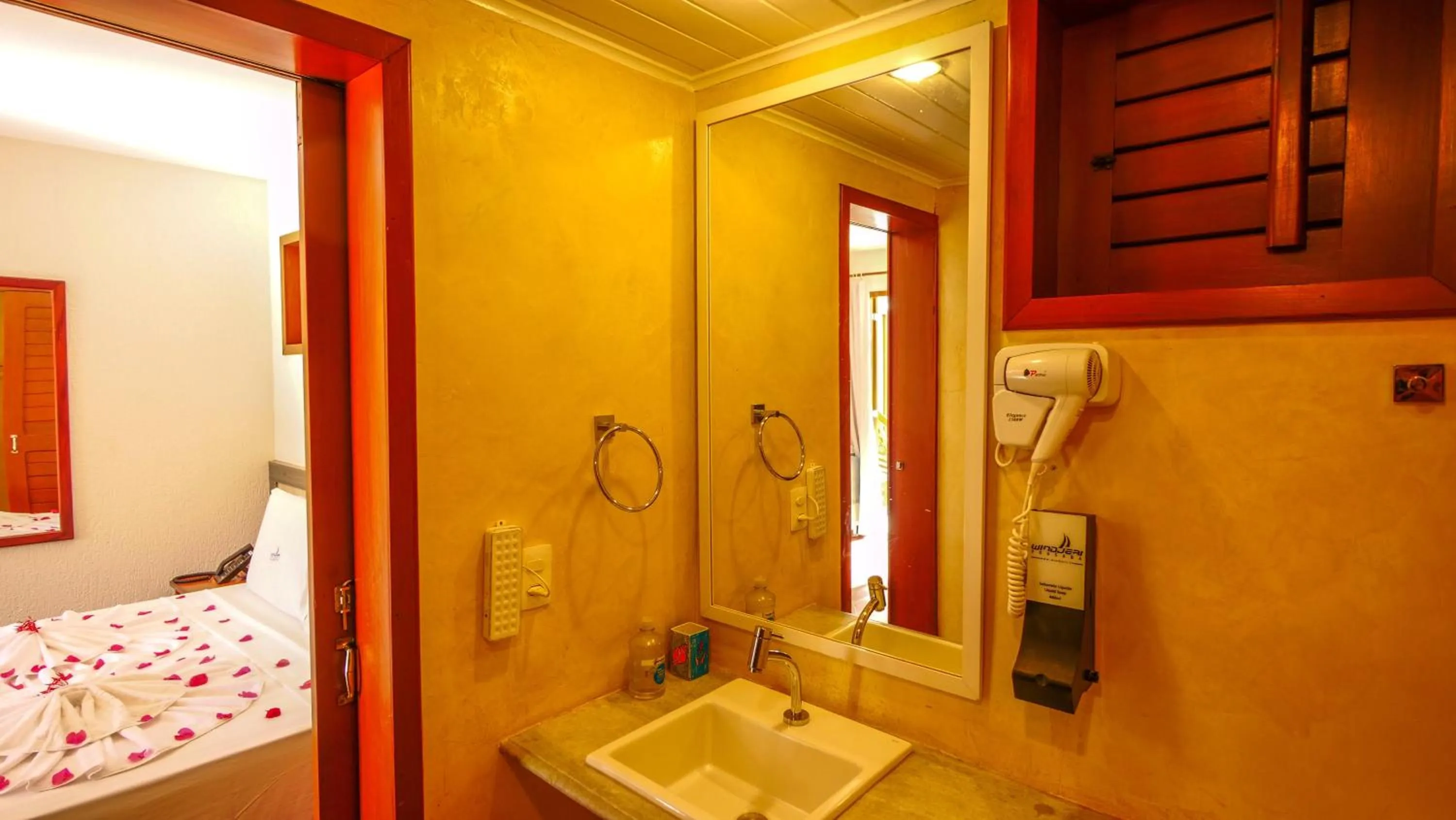 Bathroom, Bed in Pousada Windjeri