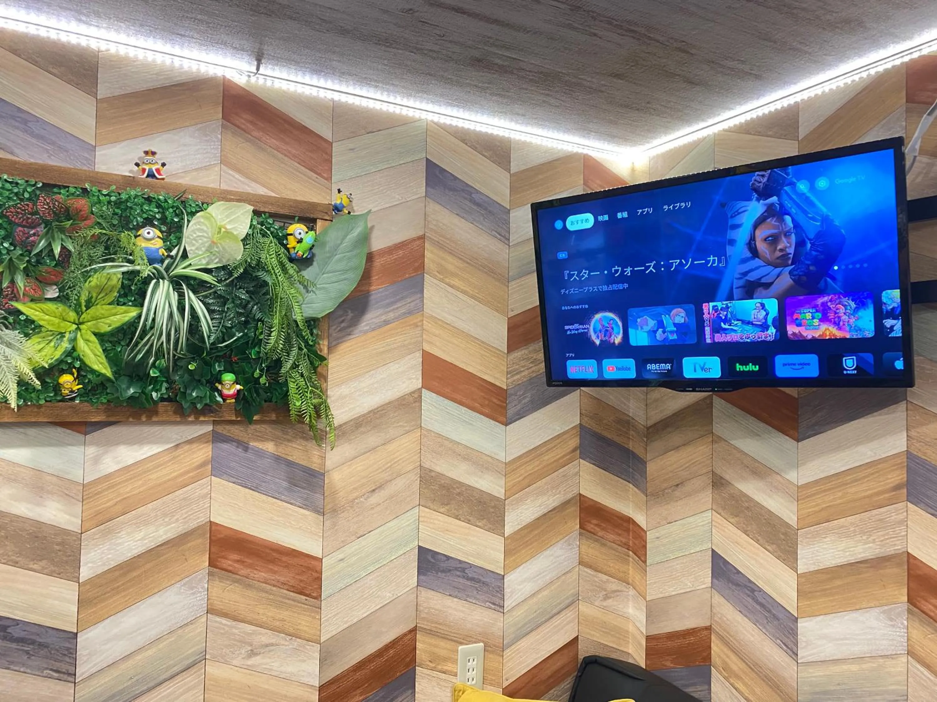 Communal lounge/ TV room in Hotel Orange House