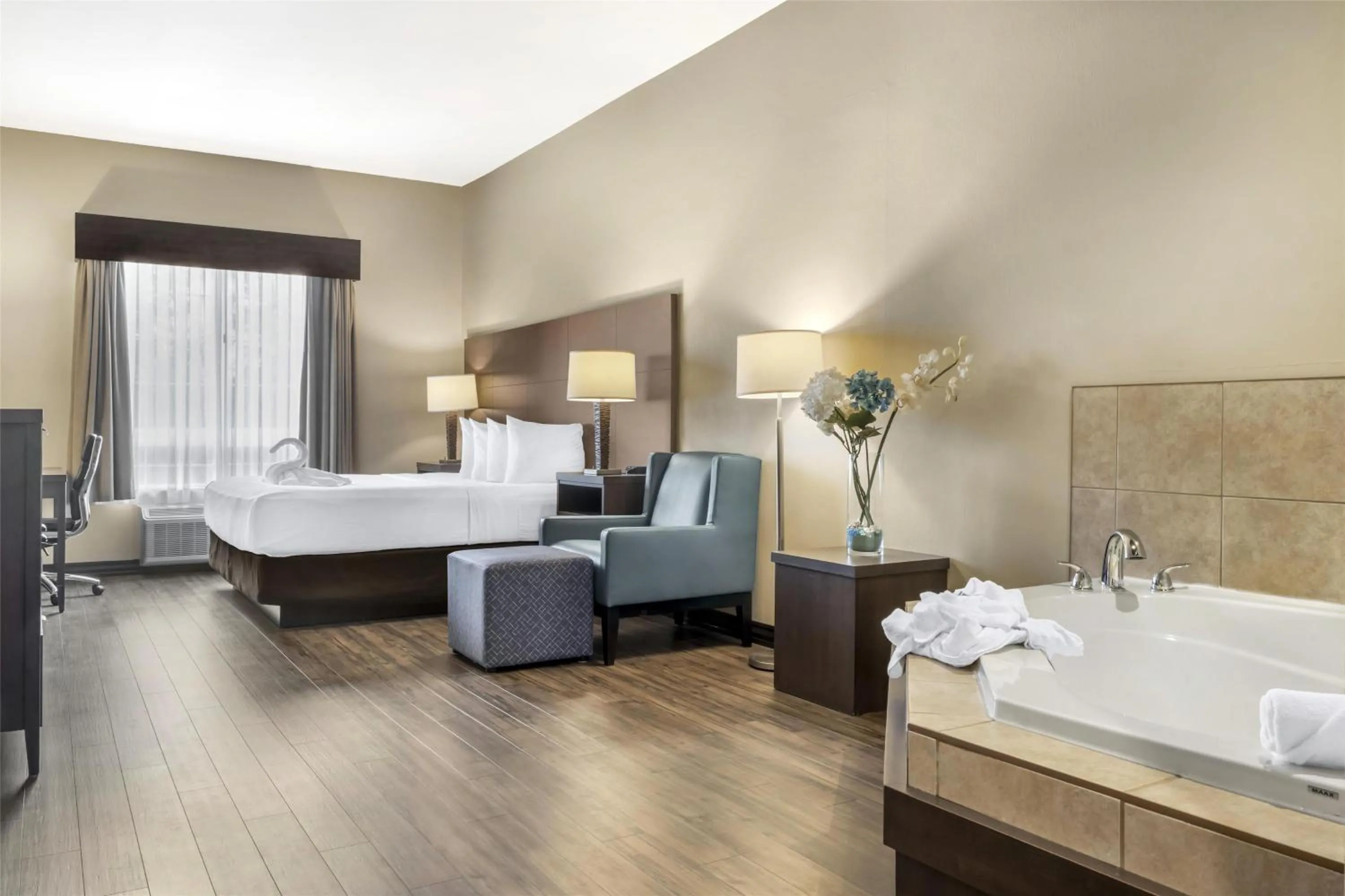Bedroom, Bed in BEST WESTERN PLUS Saint John Hotel & Suites