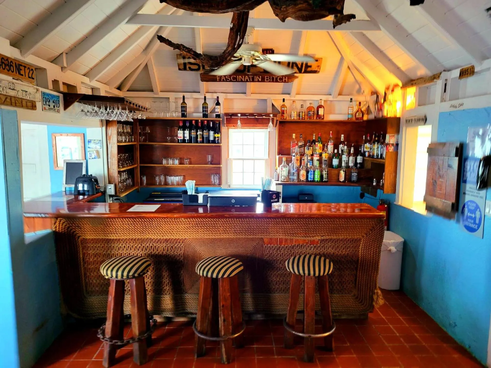 Restaurant/places to eat in Peace and Plenty Resort