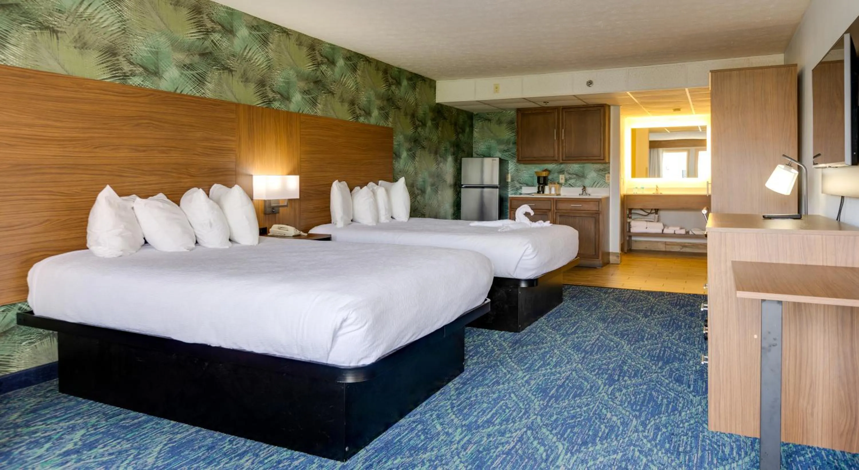 Photo of the whole room, Bed in Park Grove Inn