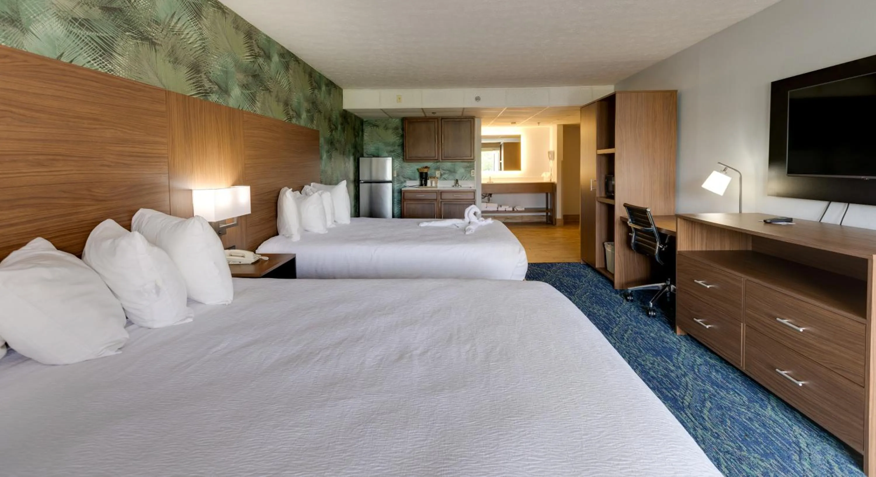 Photo of the whole room, Bed in Park Grove Inn