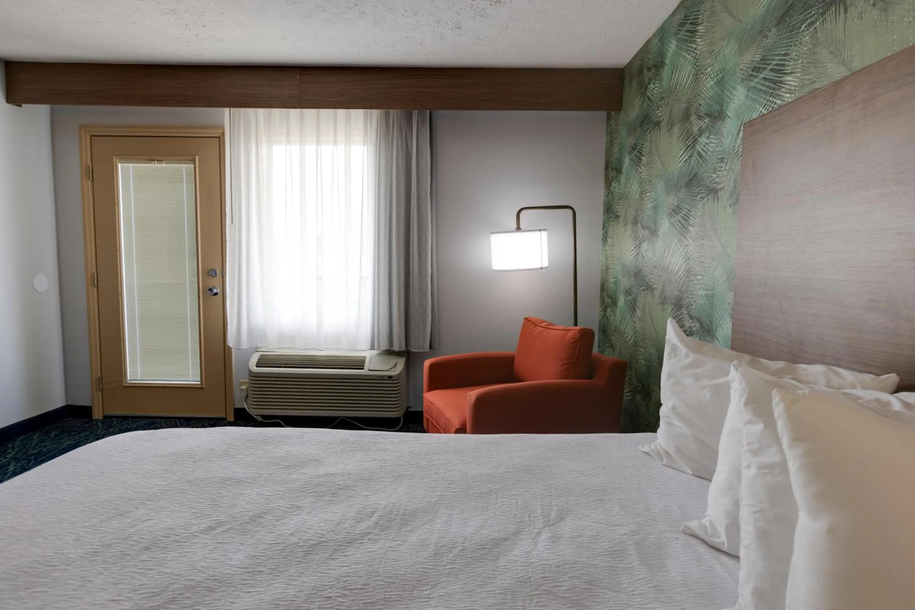 Photo of the whole room, Bed in Park Grove Inn