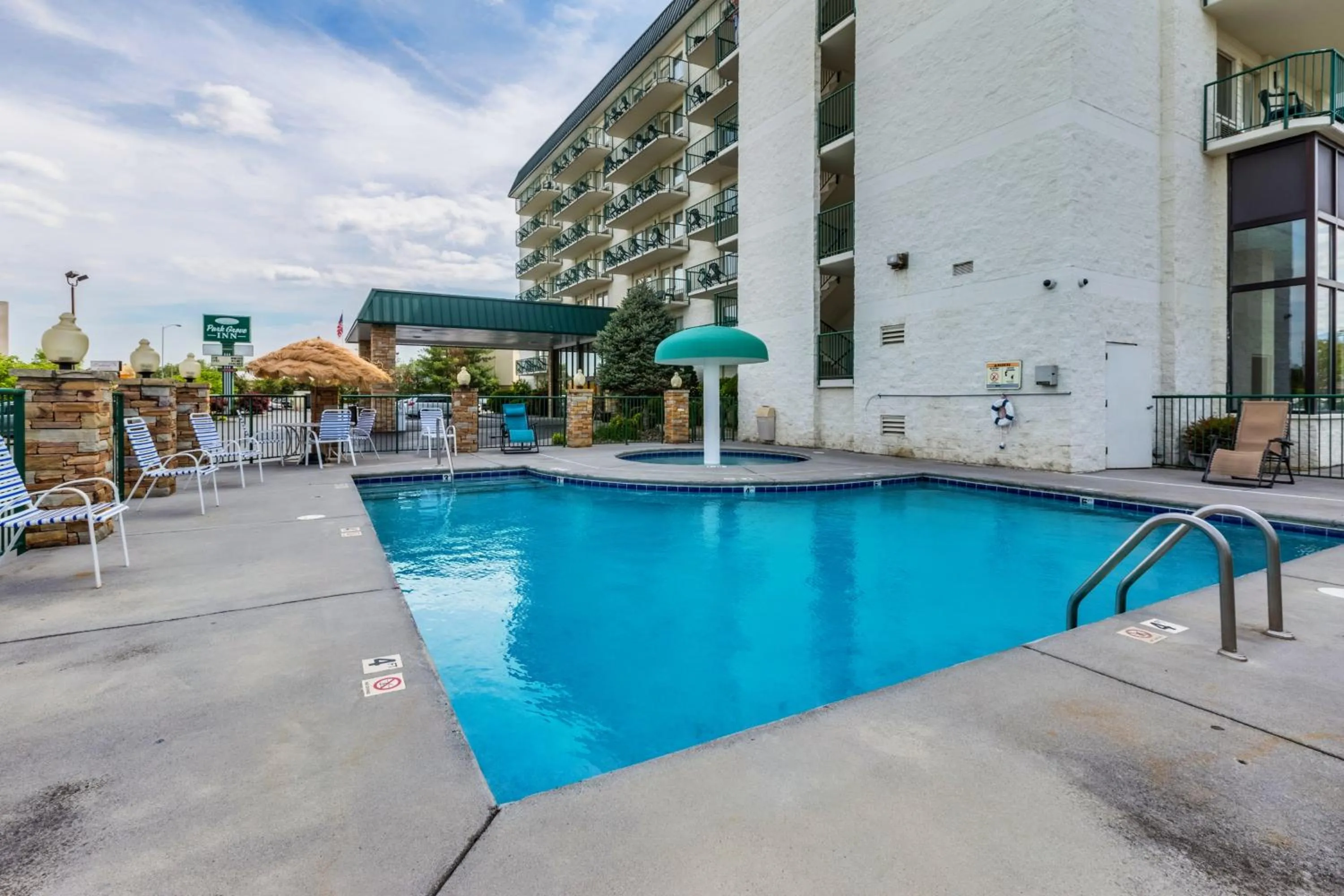 Swimming pool in Park Grove Inn