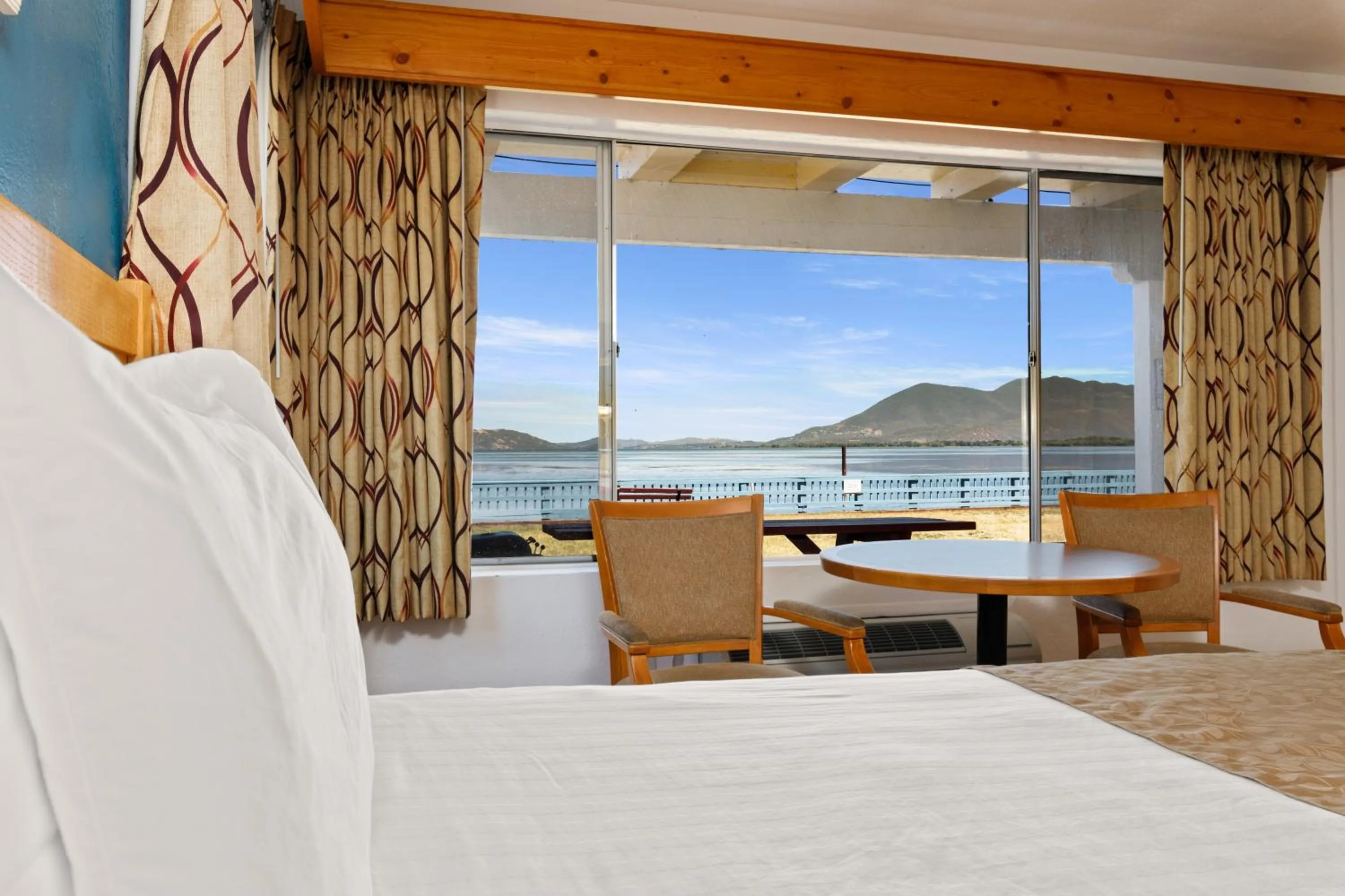 Lake view, Bed in Skylark Shores Resort