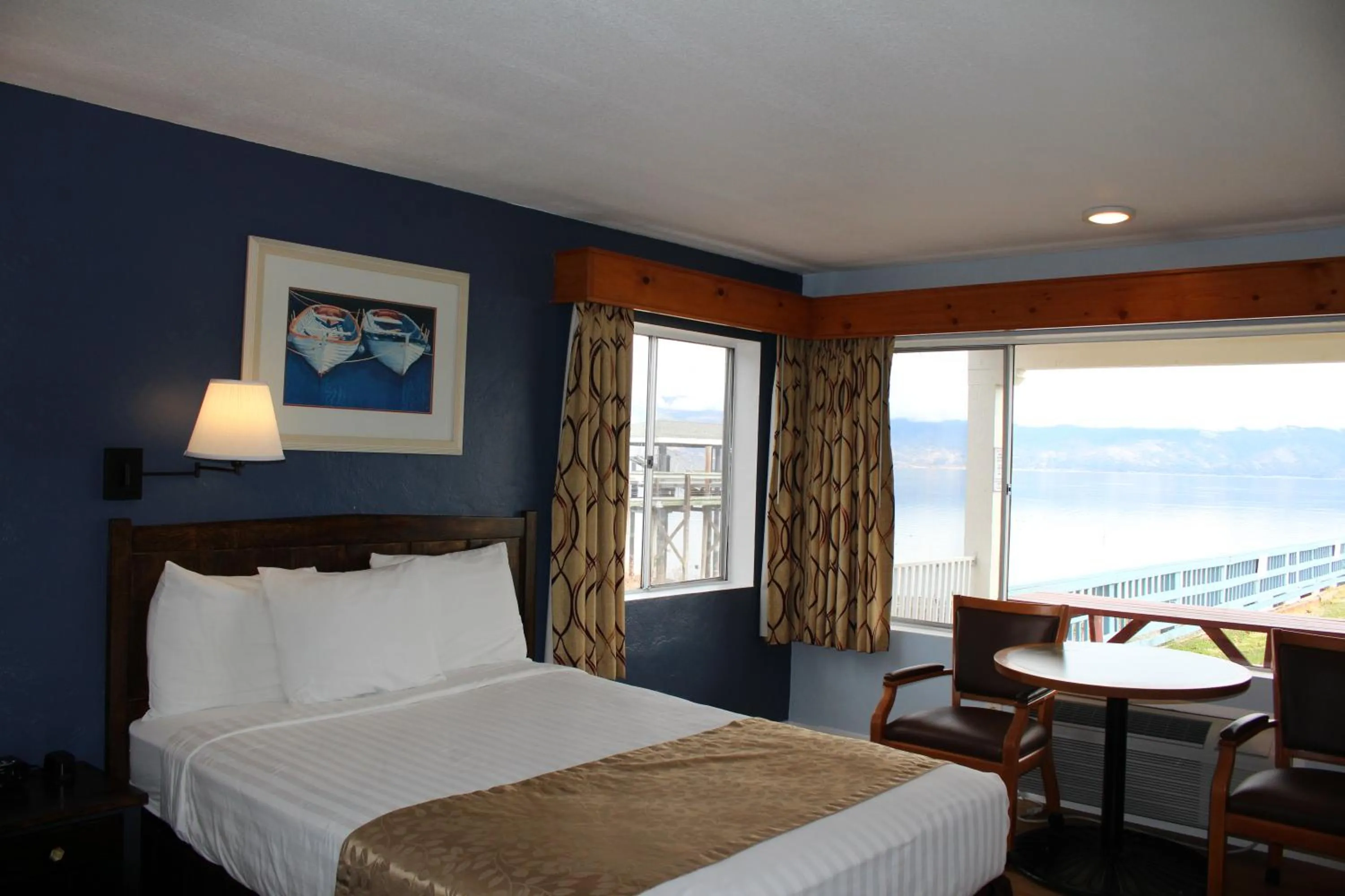 Lake view, Bed in Skylark Shores Resort