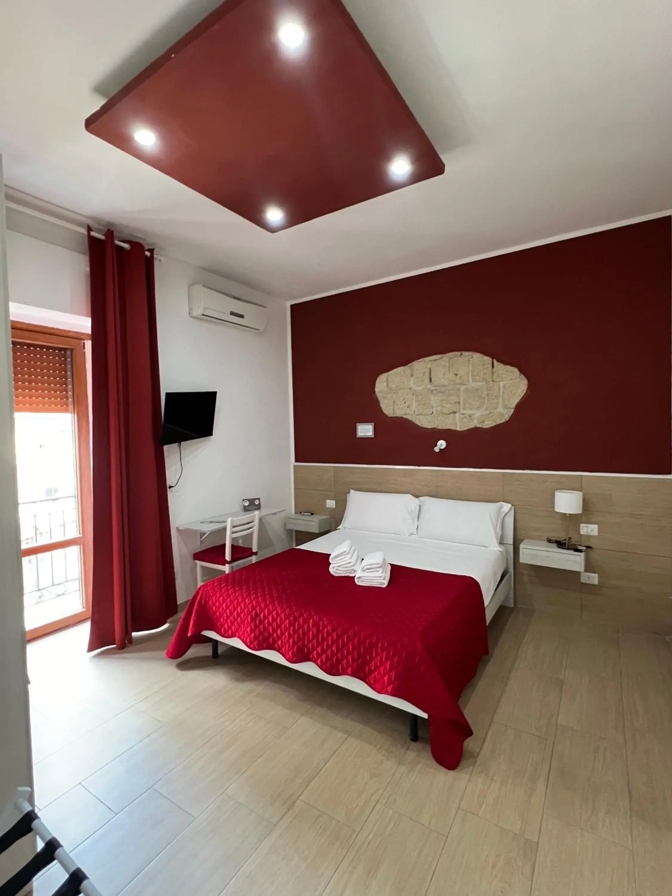 Double Room with Balcony in Napoli Central Gate Double Room with Balcony in Napoli Central Gate