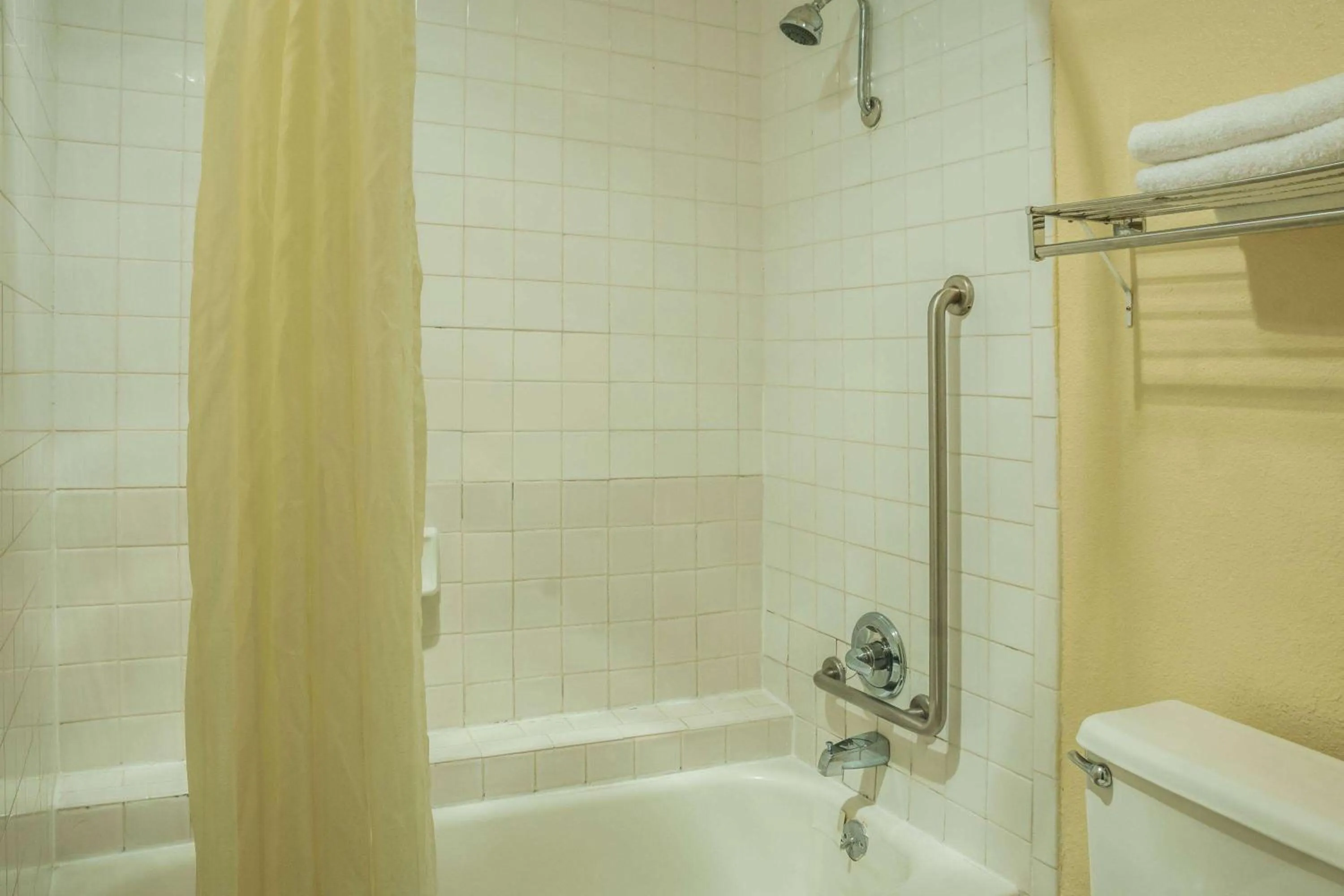 Photo of the whole room in Super 8 by Wyndham San Marcos