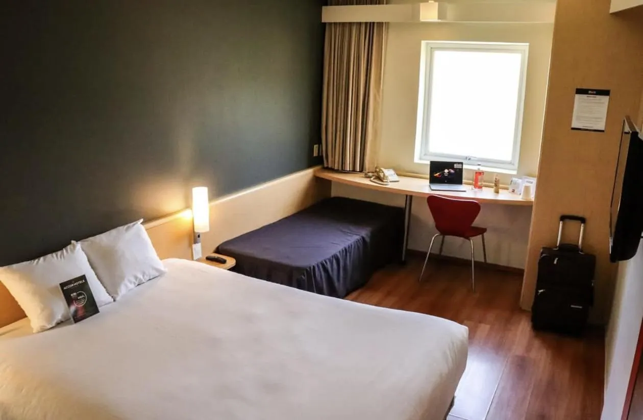 Bed in Ibis Monterrey Valle