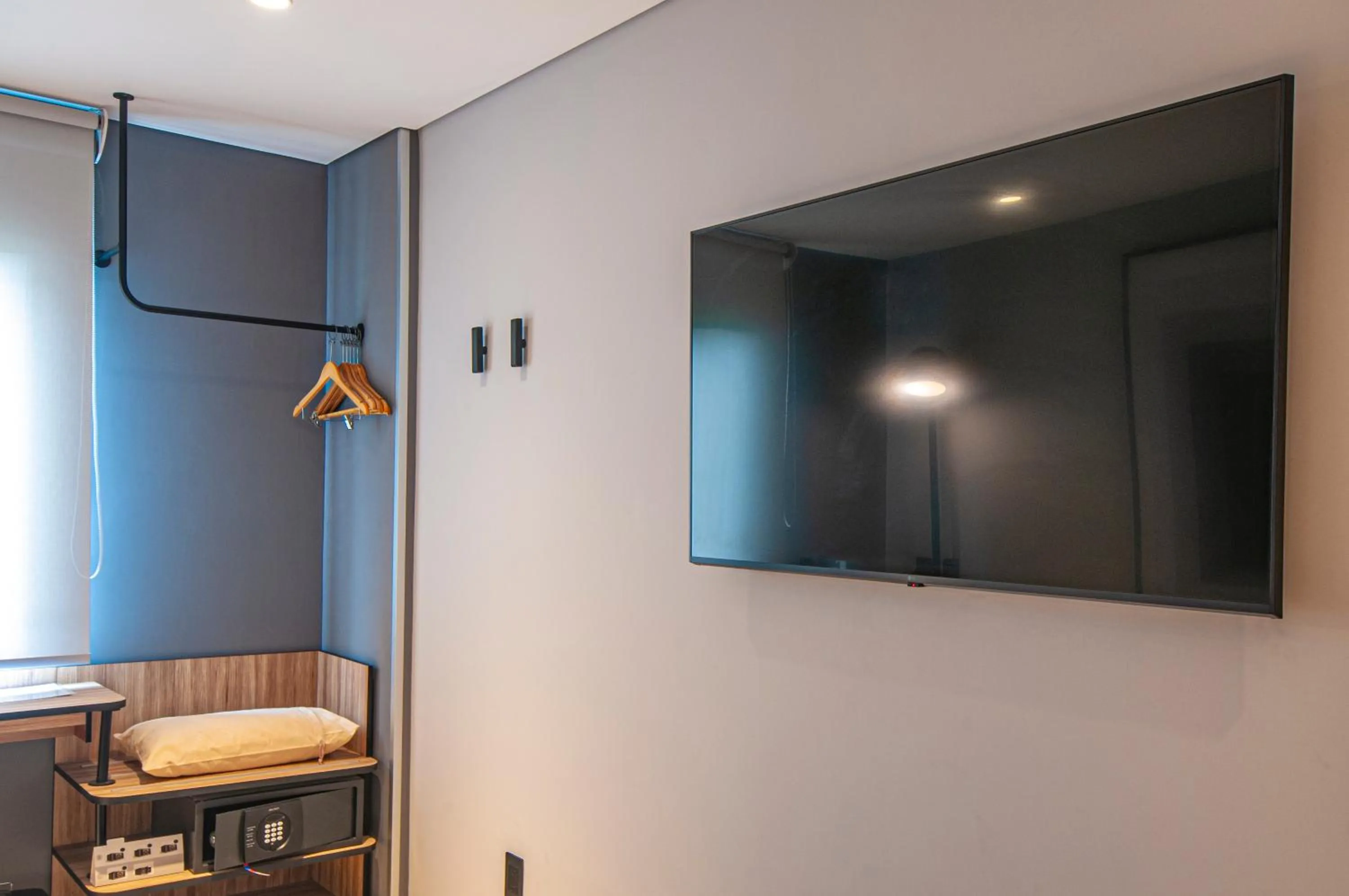 TV and multimedia in Ibis Monterrey Aeropuerto