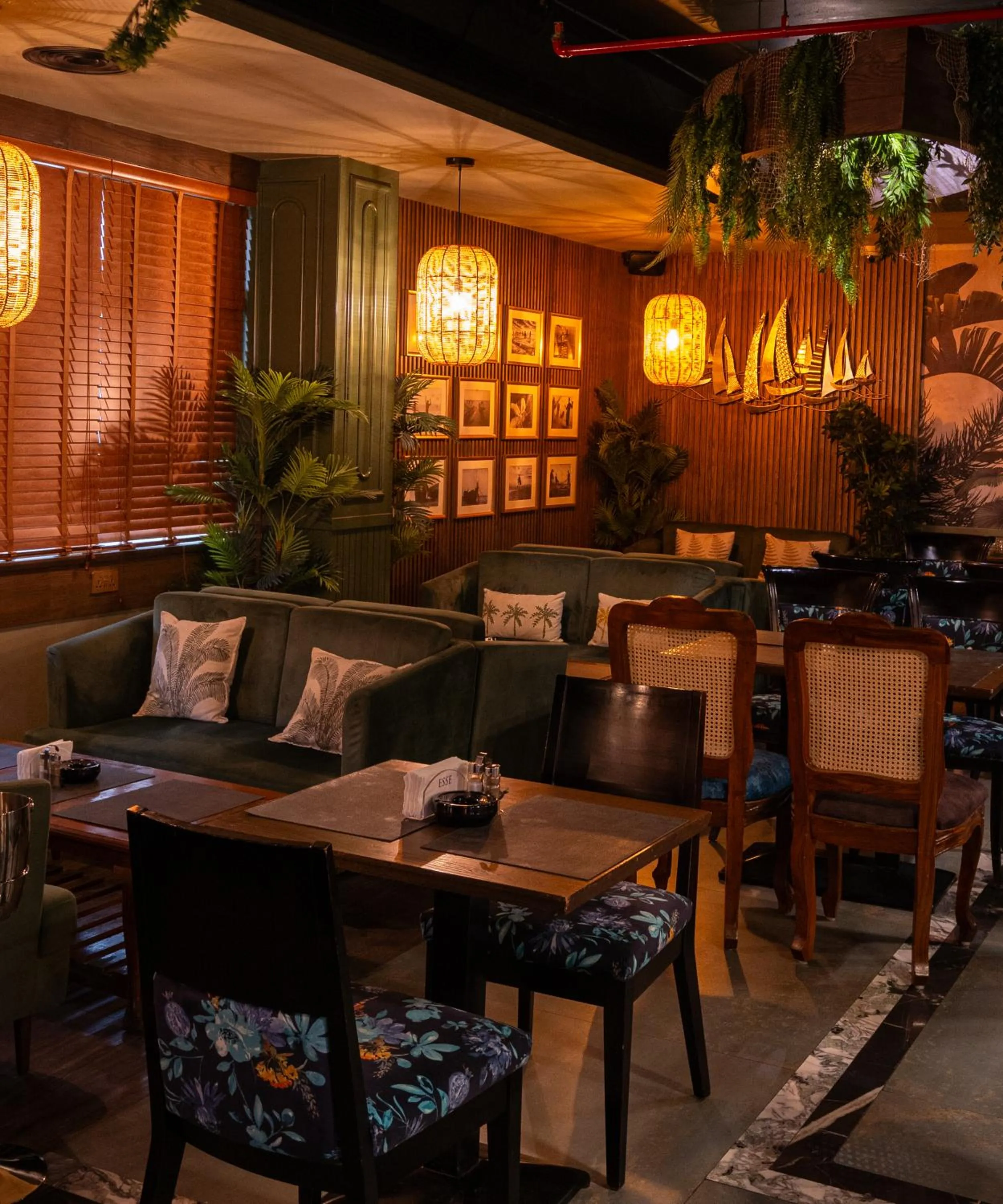 Restaurant/places to eat in President Hotel