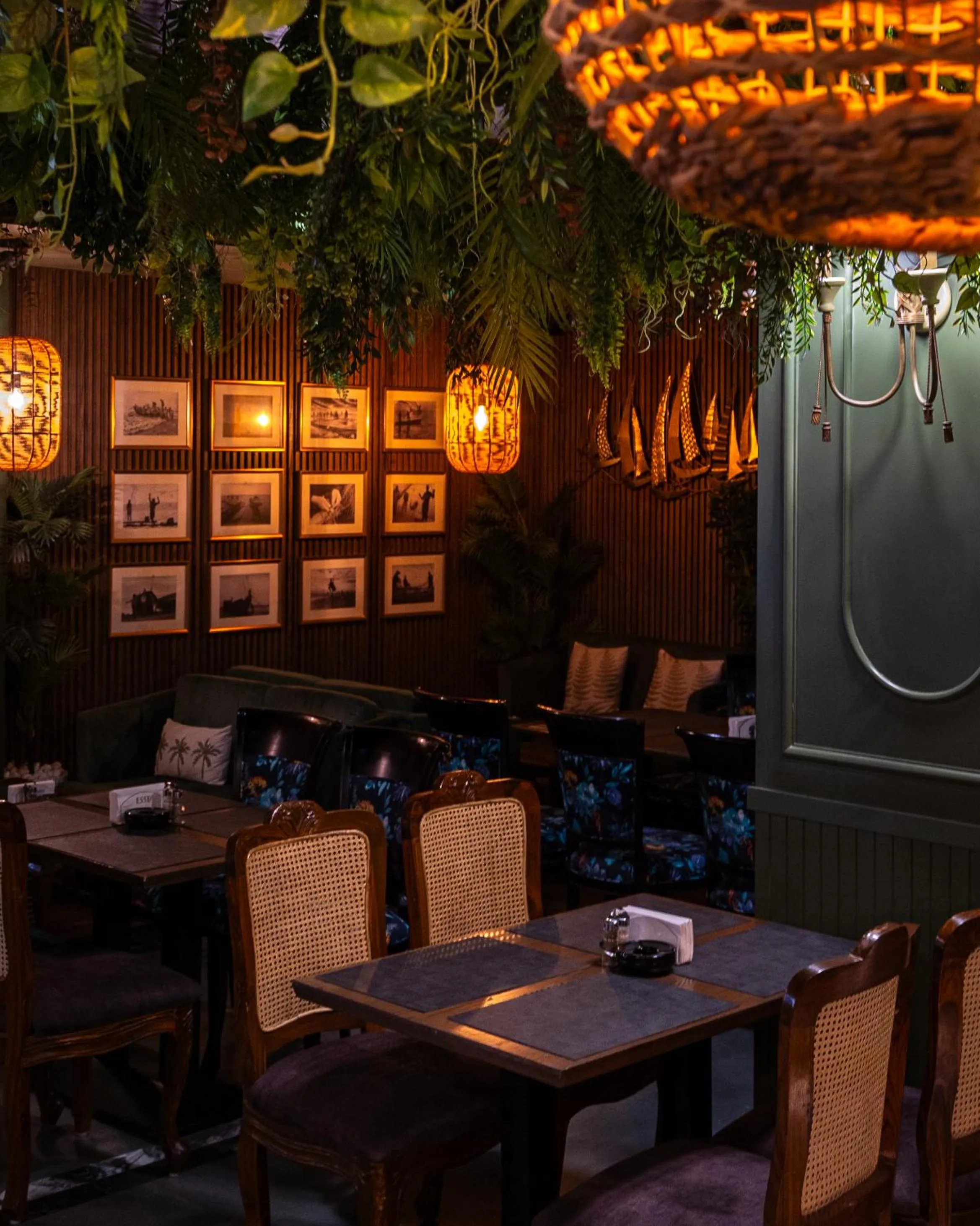 Restaurant/places to eat in President Hotel