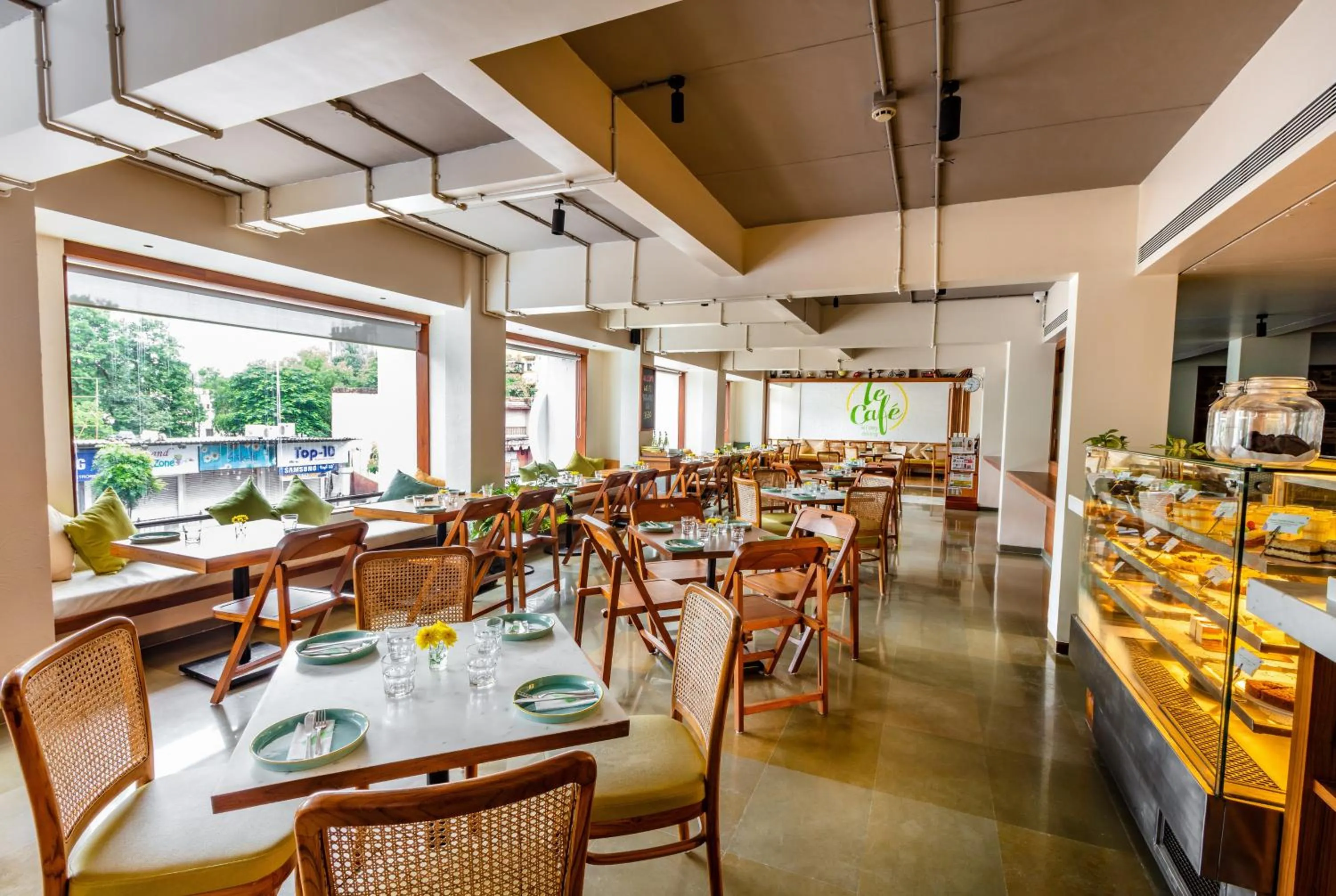Restaurant/places to eat in Hotel Jewel of Chembur