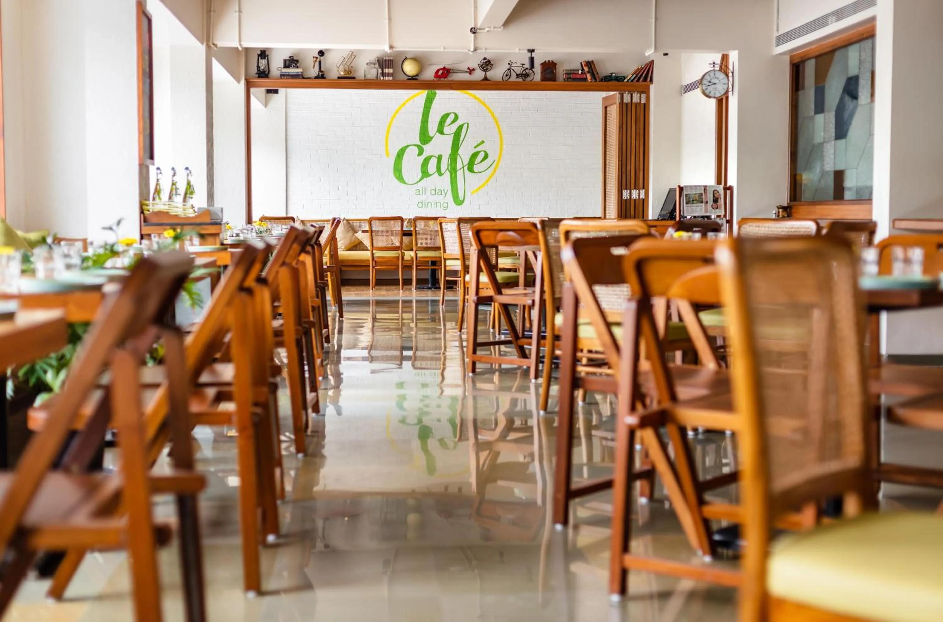 Restaurant/places to eat in Hotel Jewel of Chembur