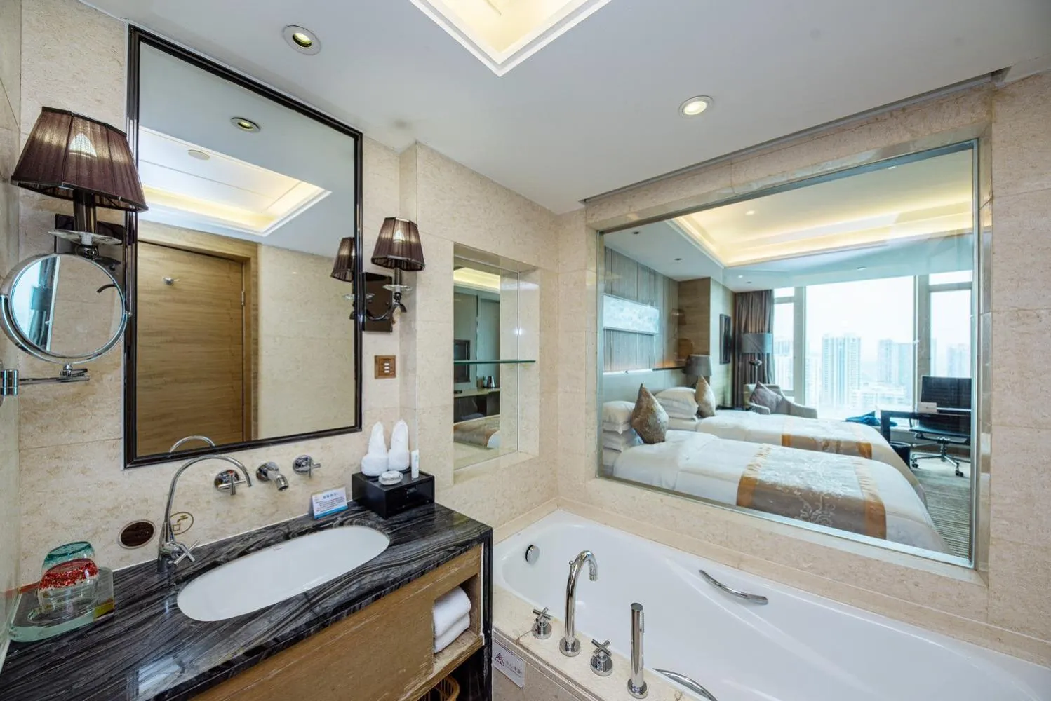 Bathroom, Bed in Shenzhen LANGYUE International Hotel