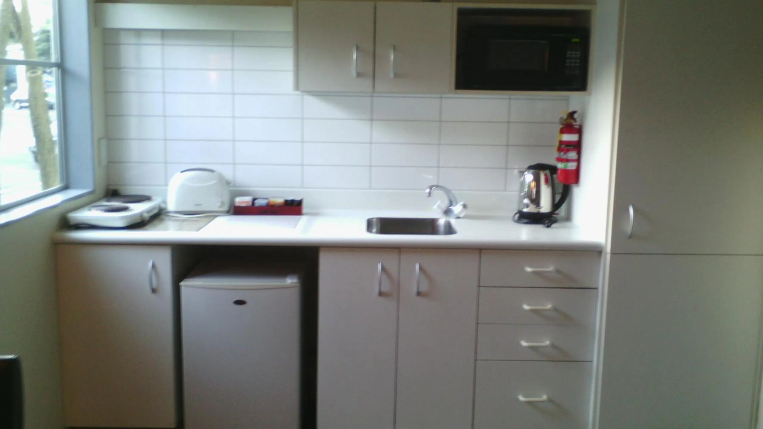 Kitchen or kitchenette in Wellington 747 Motel